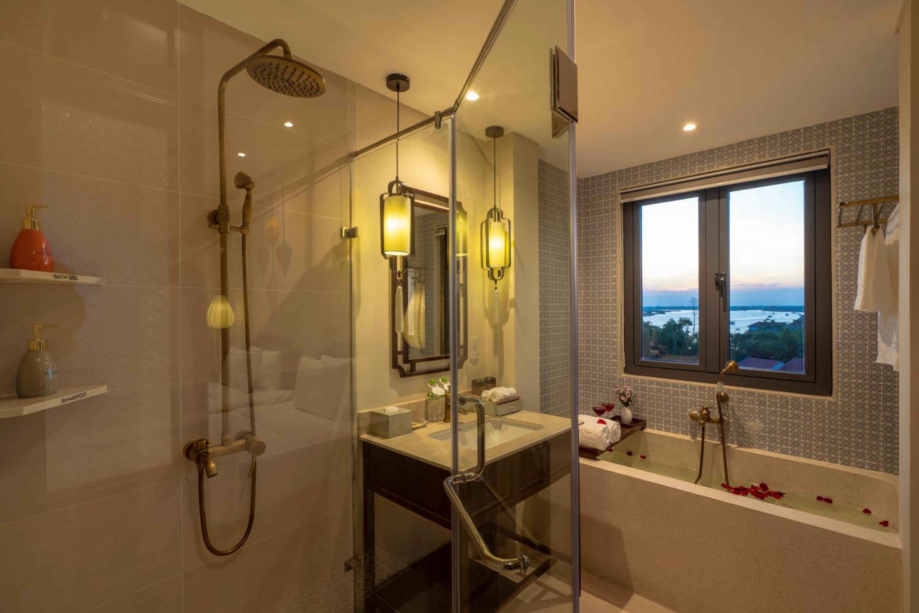 Savvy King/Twin Suite, Bathtub, Balcony with Riverside View - Photo 27