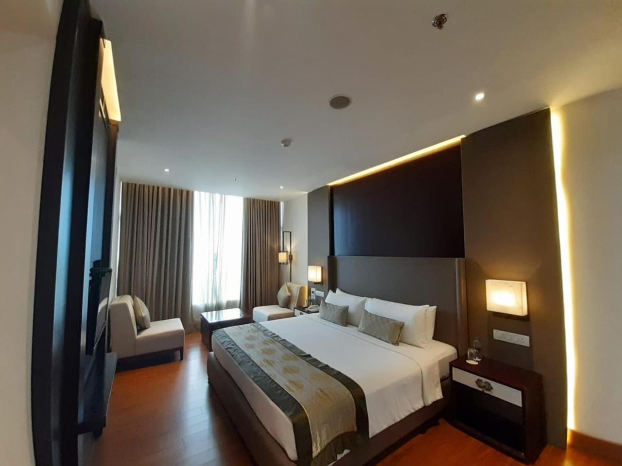 Vivanta Suite Including Both Way Airport Transfers - Photo 4