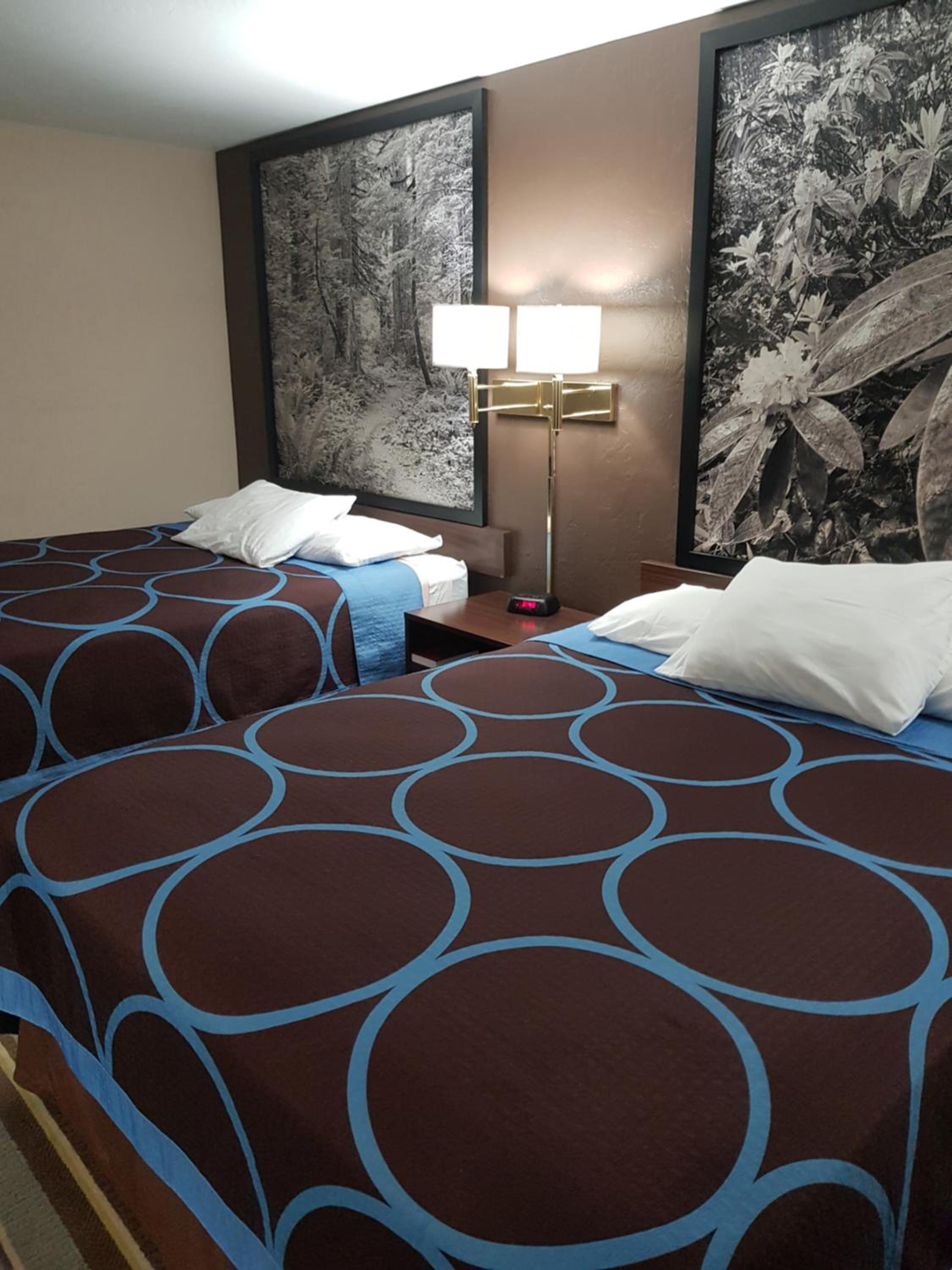 Queen Room with Two Queen Beds - Non-Smoking - Photo 7