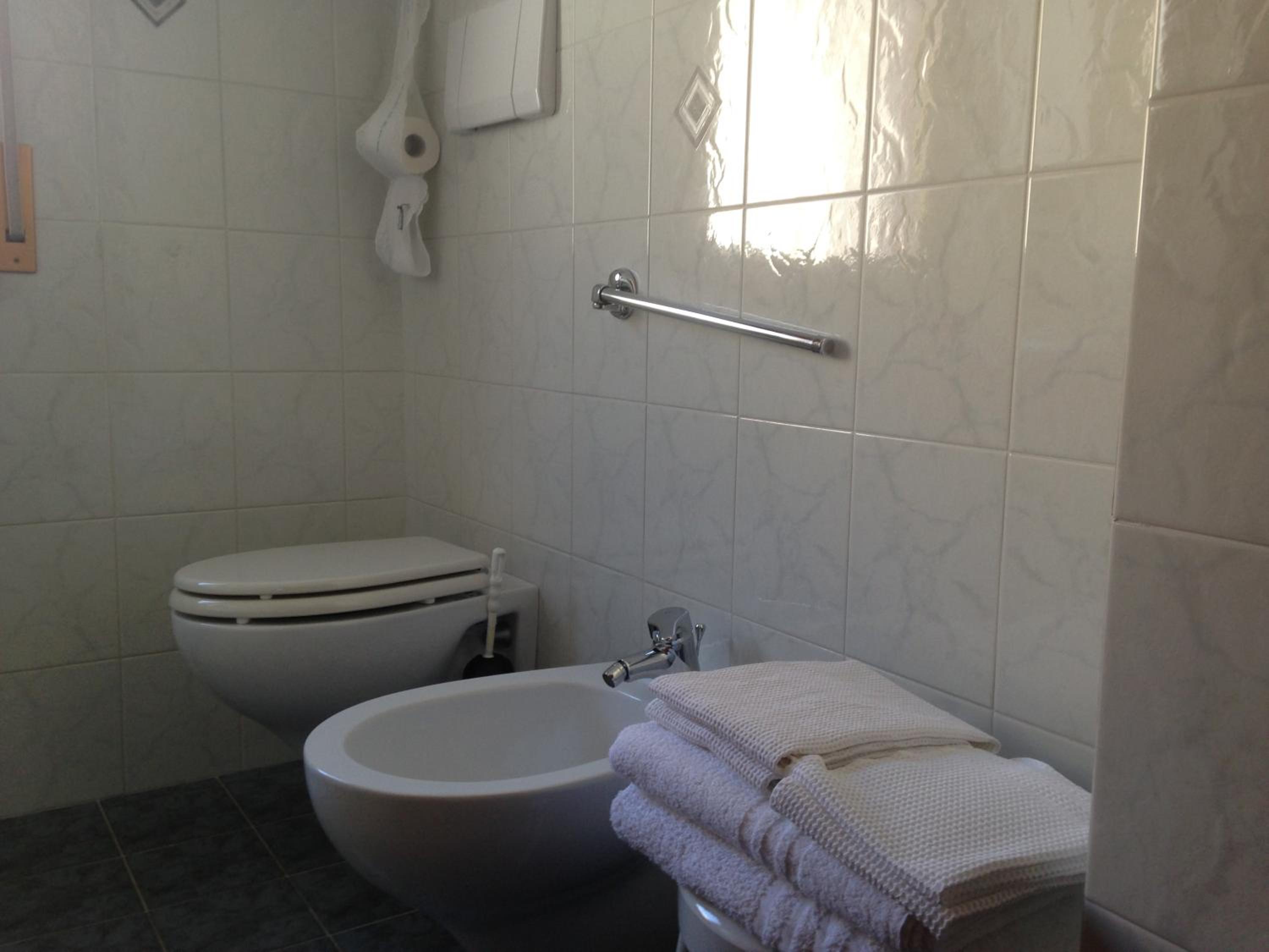 Double Room with Balcony - Photo 8