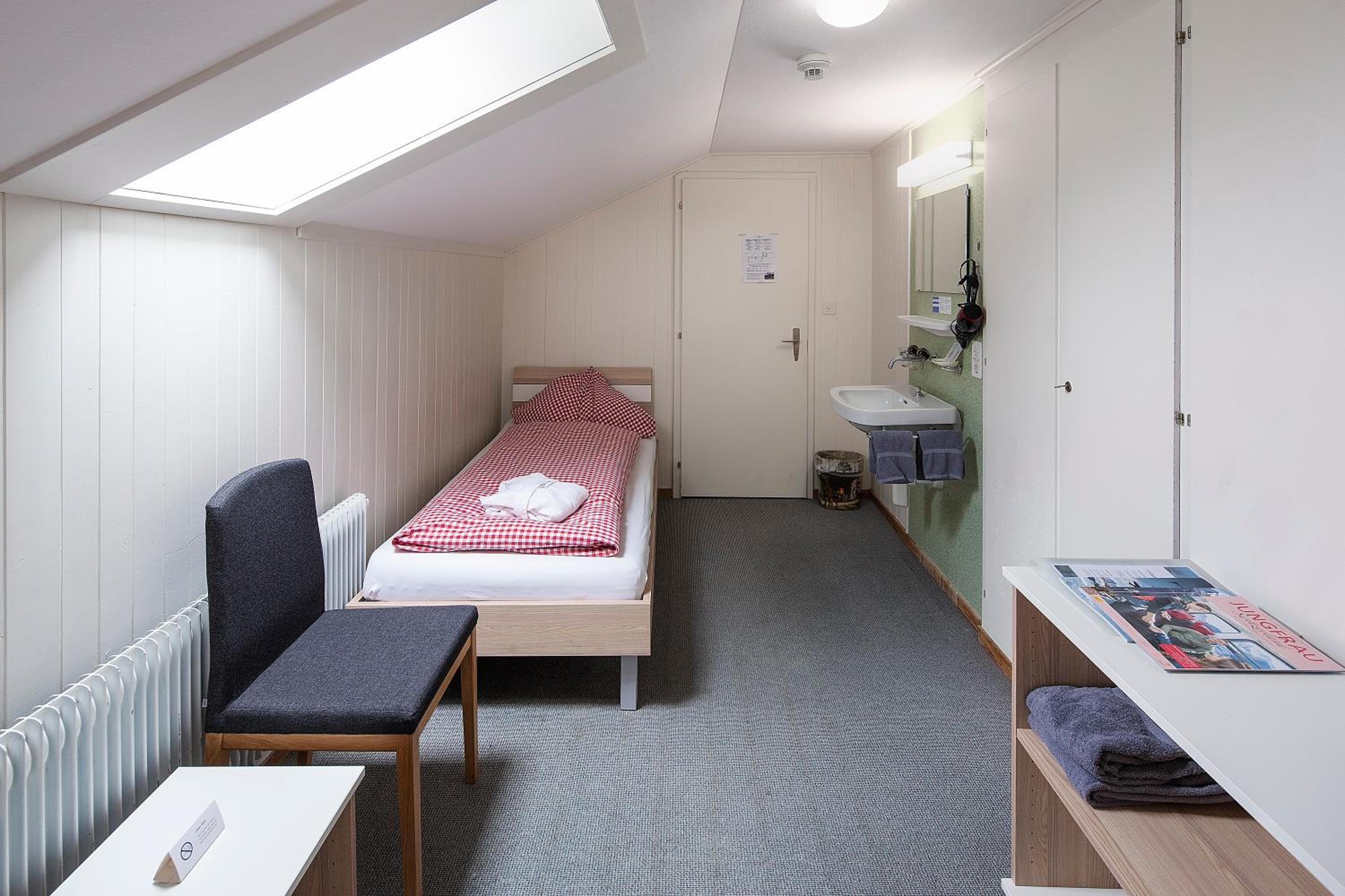 Basic Double or Twin Room with Shared Bathroom photo 2