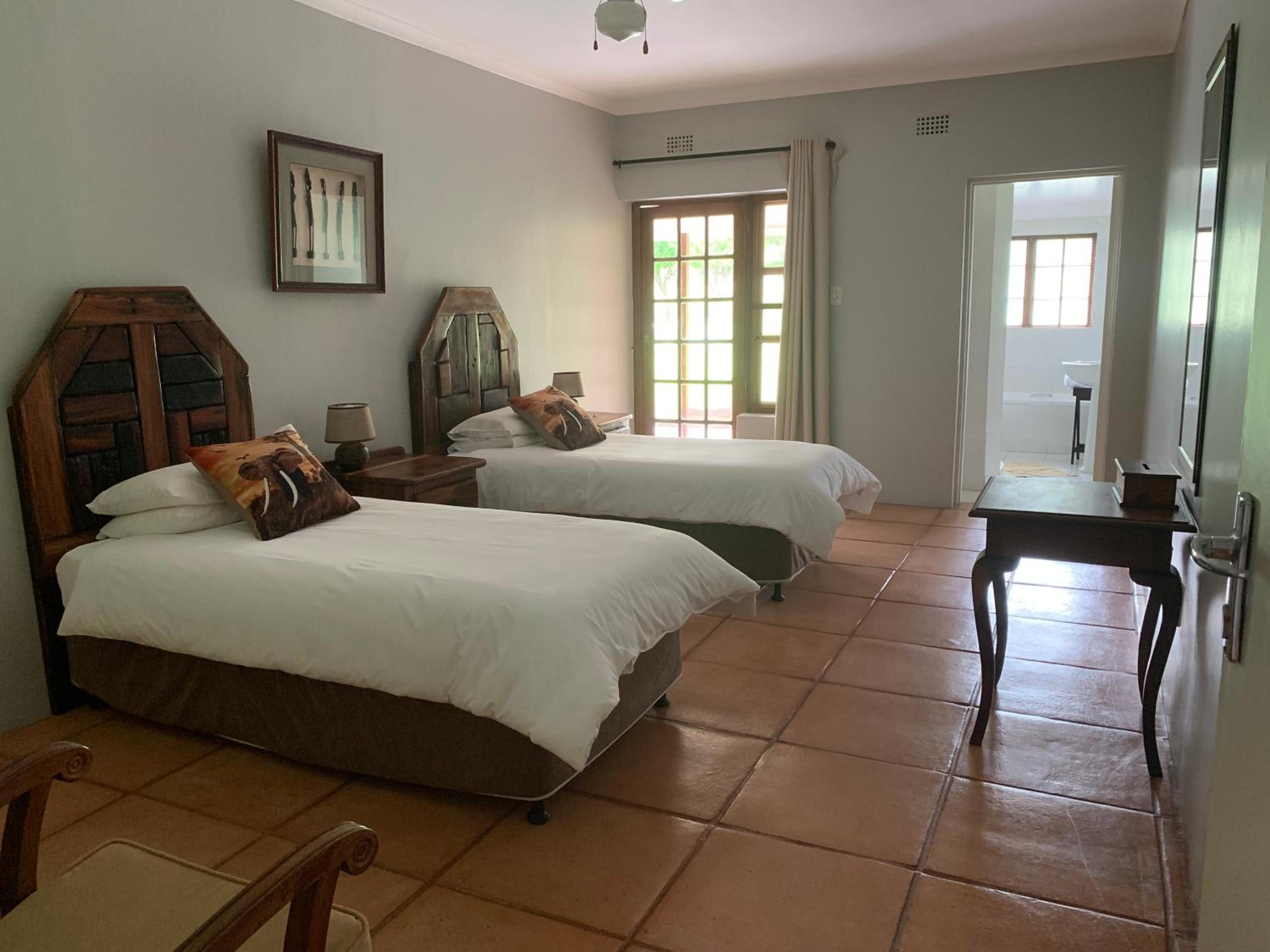 Twin Room with Private Bathroom photo 2