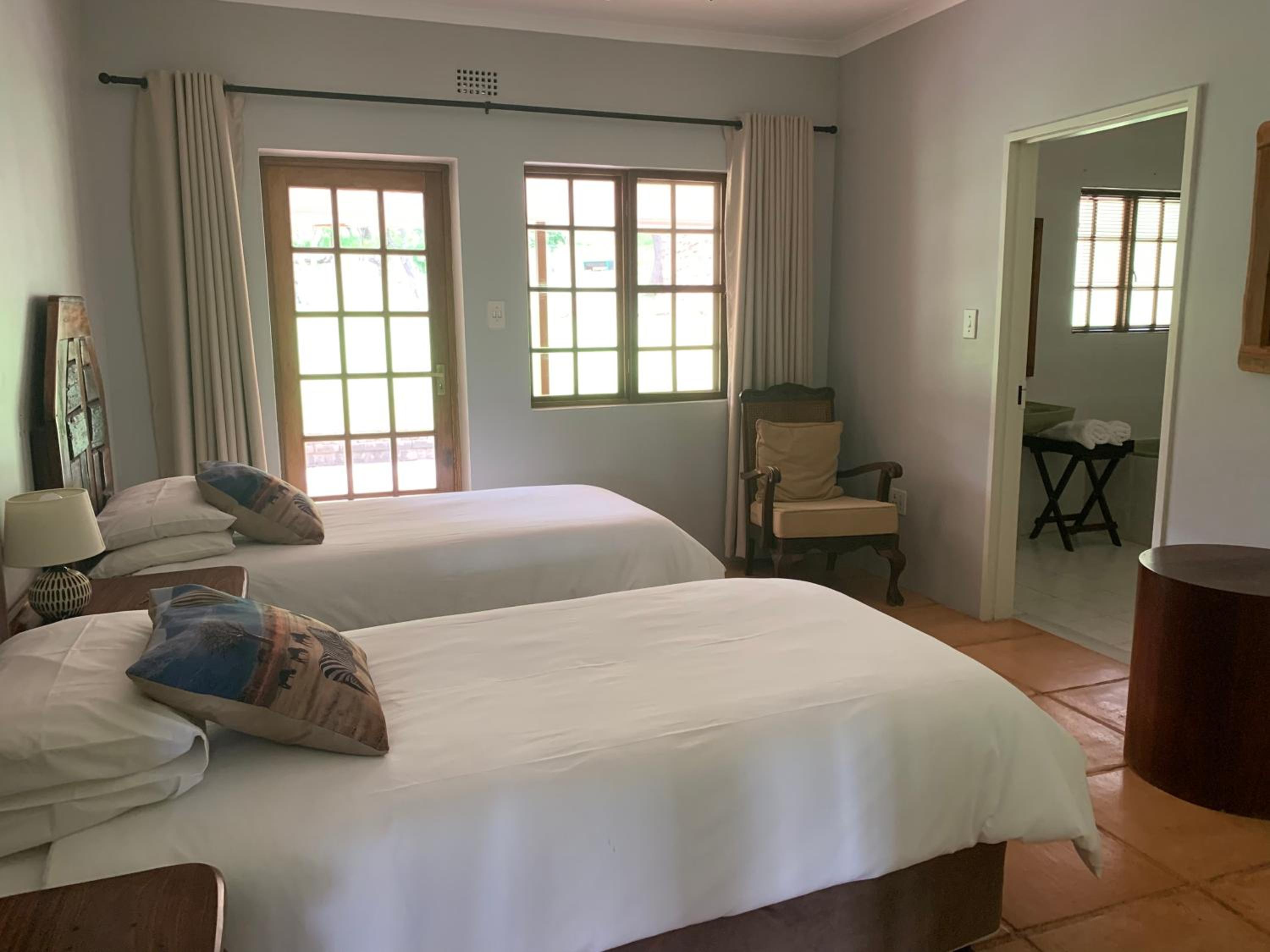 Twin Room with Private Bathroom photo 3