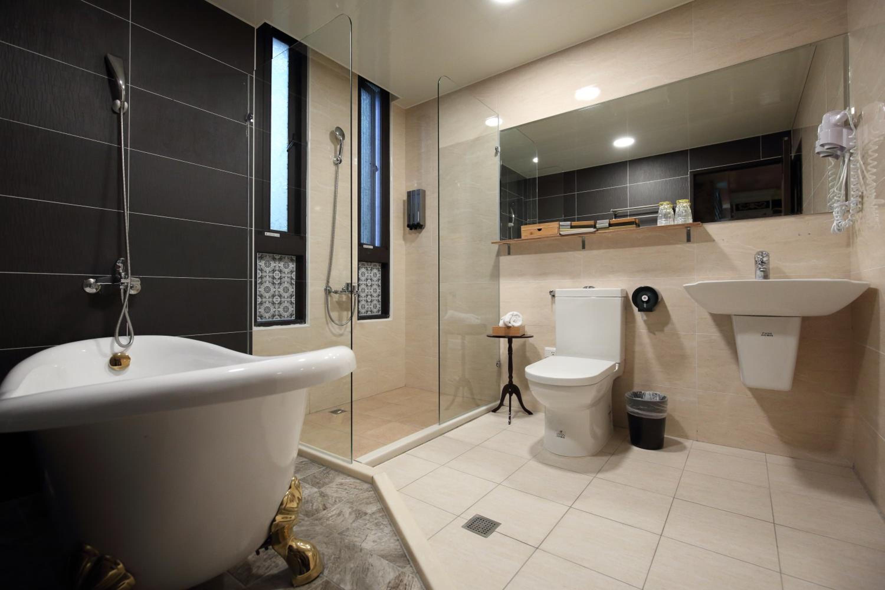 Deluxe Double Room with Bath - Photo 9