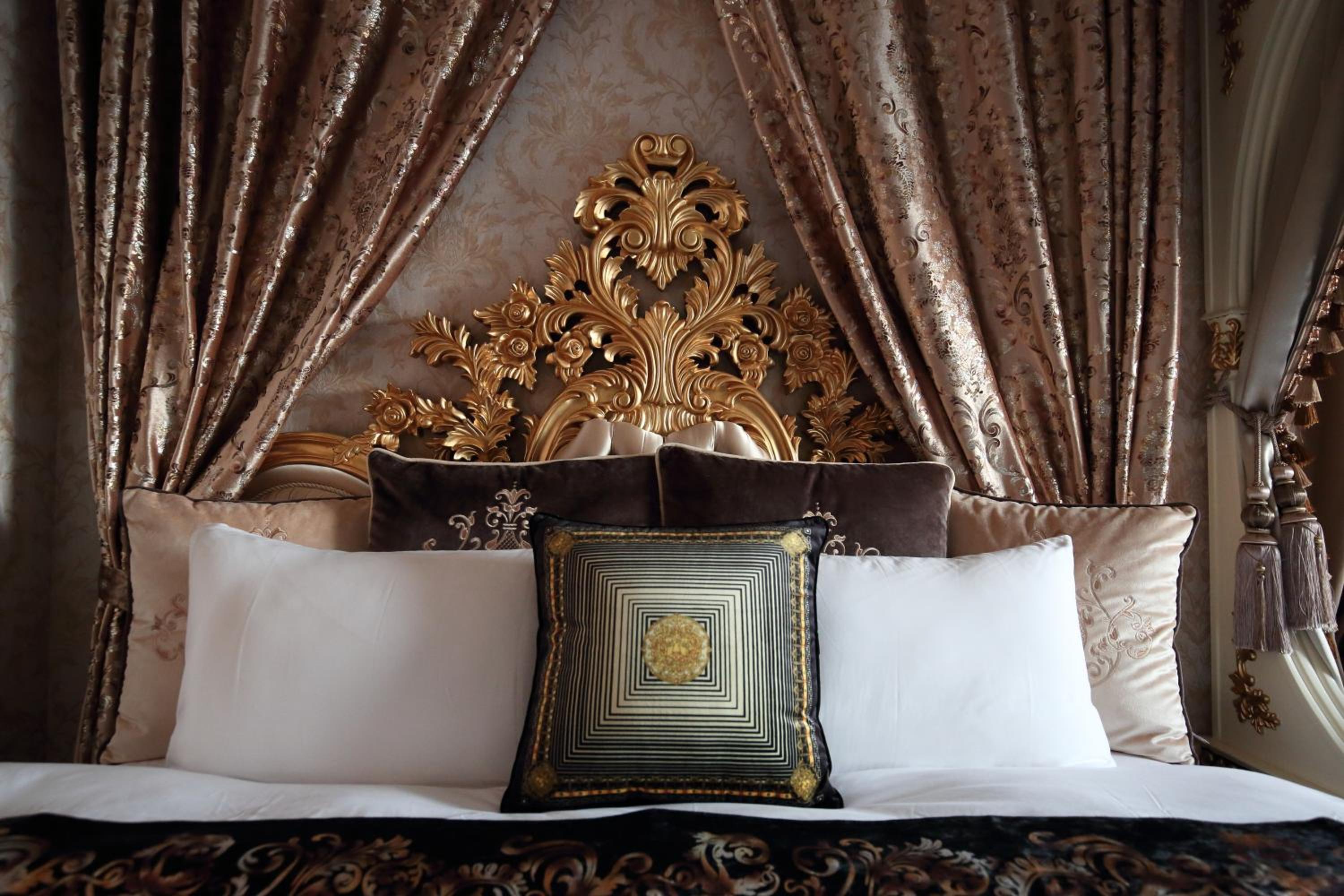 Deluxe Double Room with Bath - Photo 3