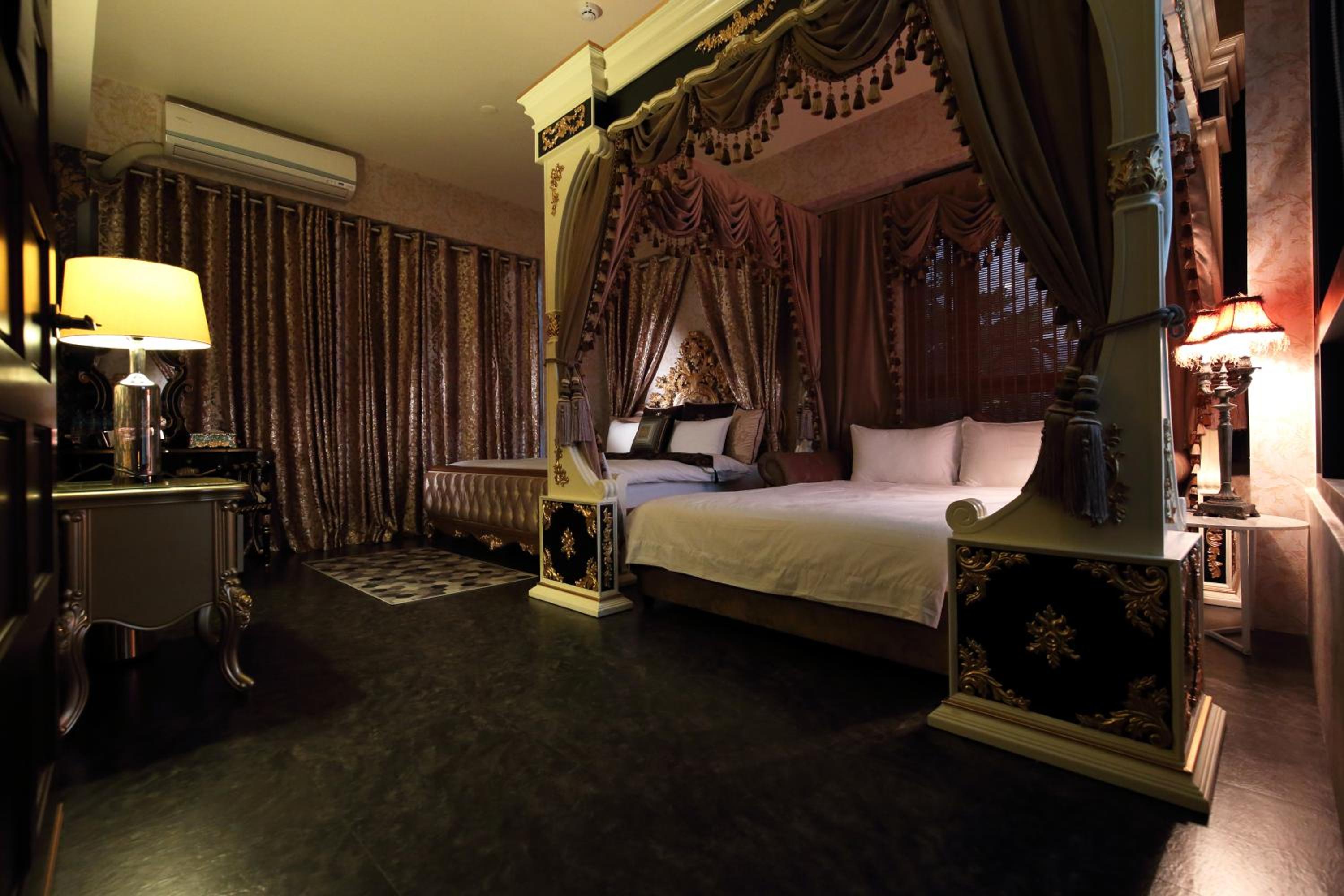 Deluxe Double Room with Bath - Photo 7