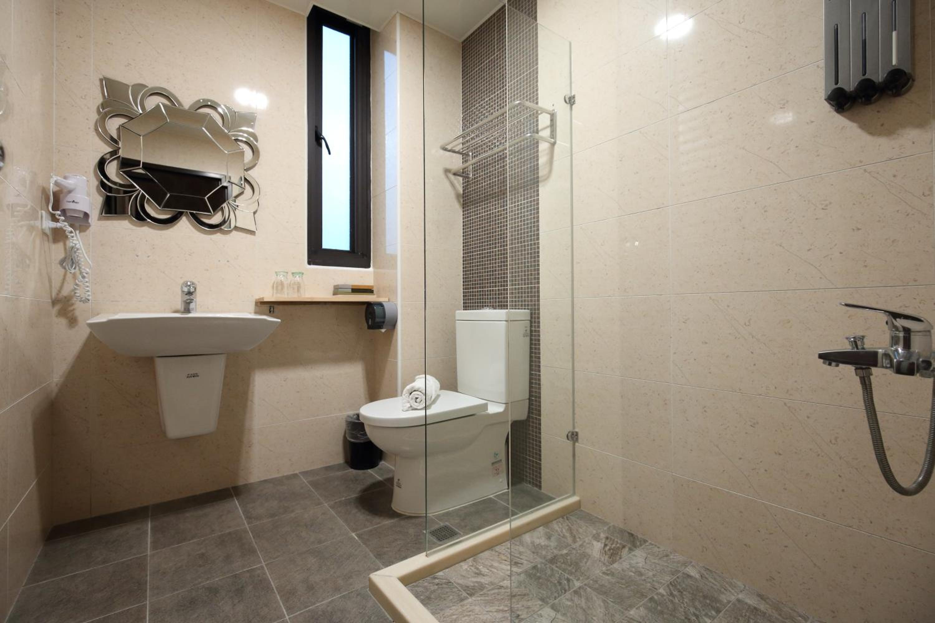 Queen Room - Photo 5