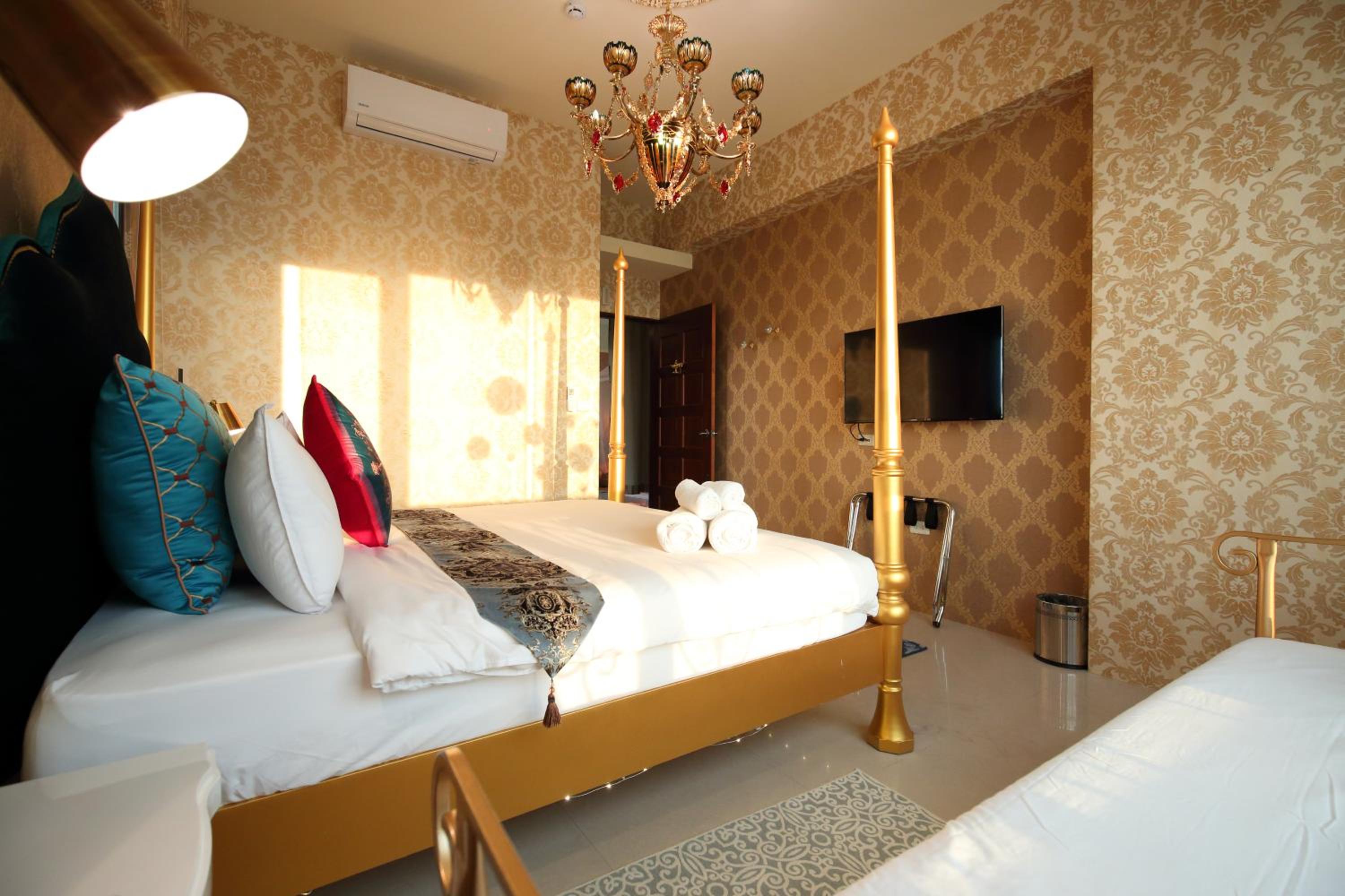 Queen Room - Photo 15