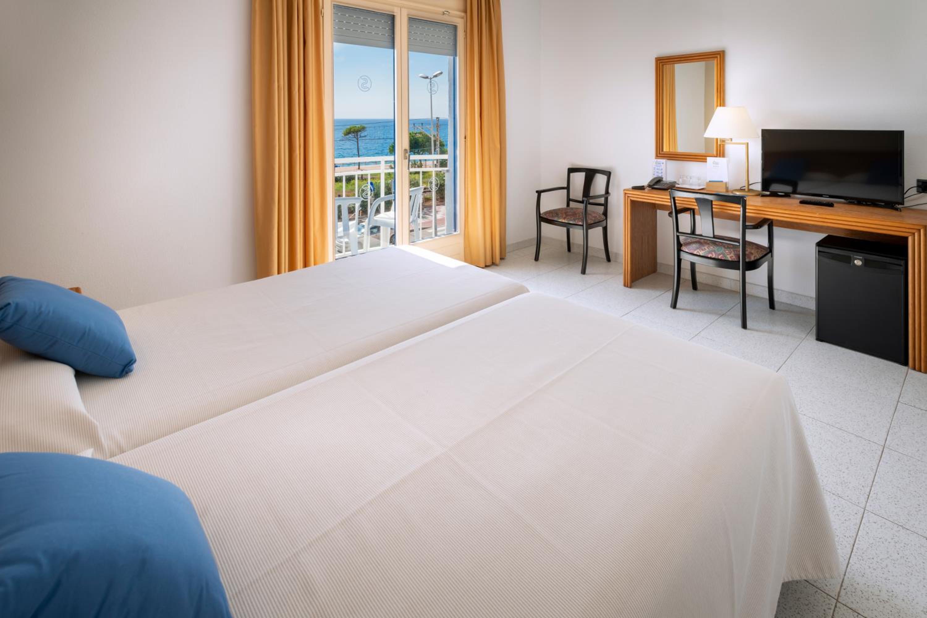Double Room with Sea View - Photo 7