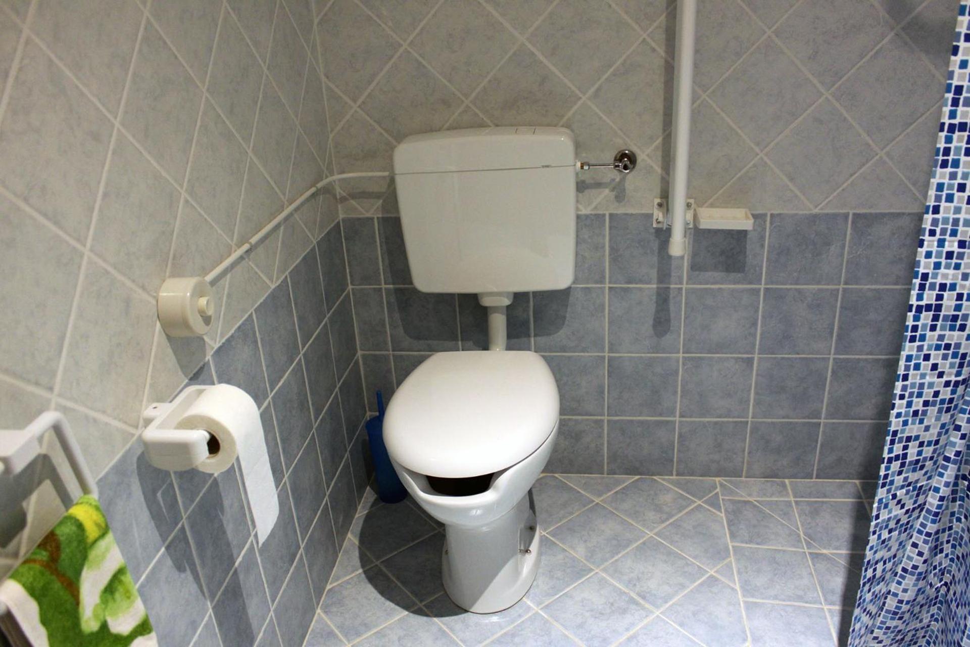 King Room with Roll-In Shower - Disability Access - Photo 4