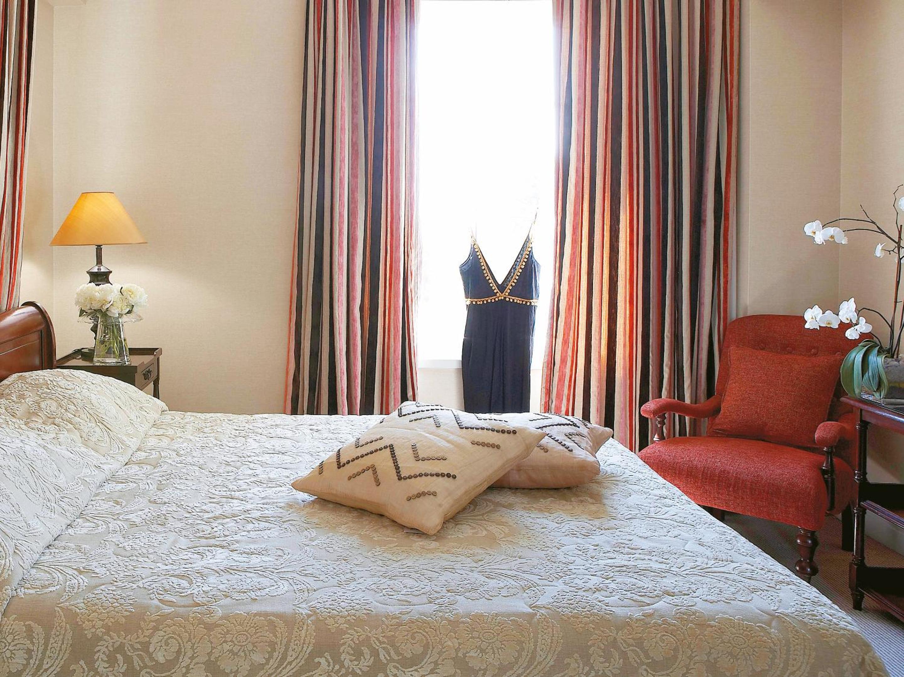Family Executive Suite with Pool View - Photo 1