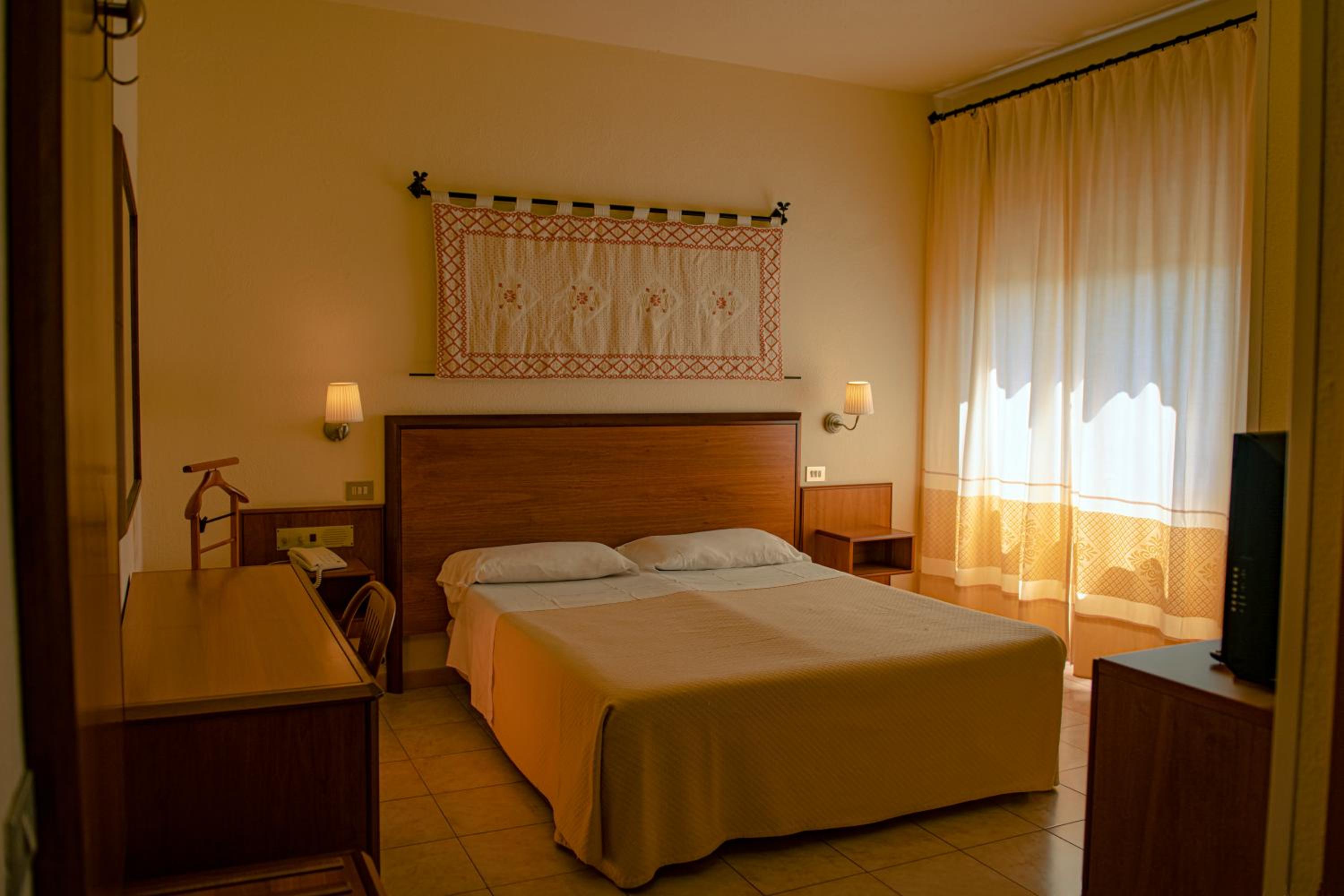 Double or Twin Room - Photo 5