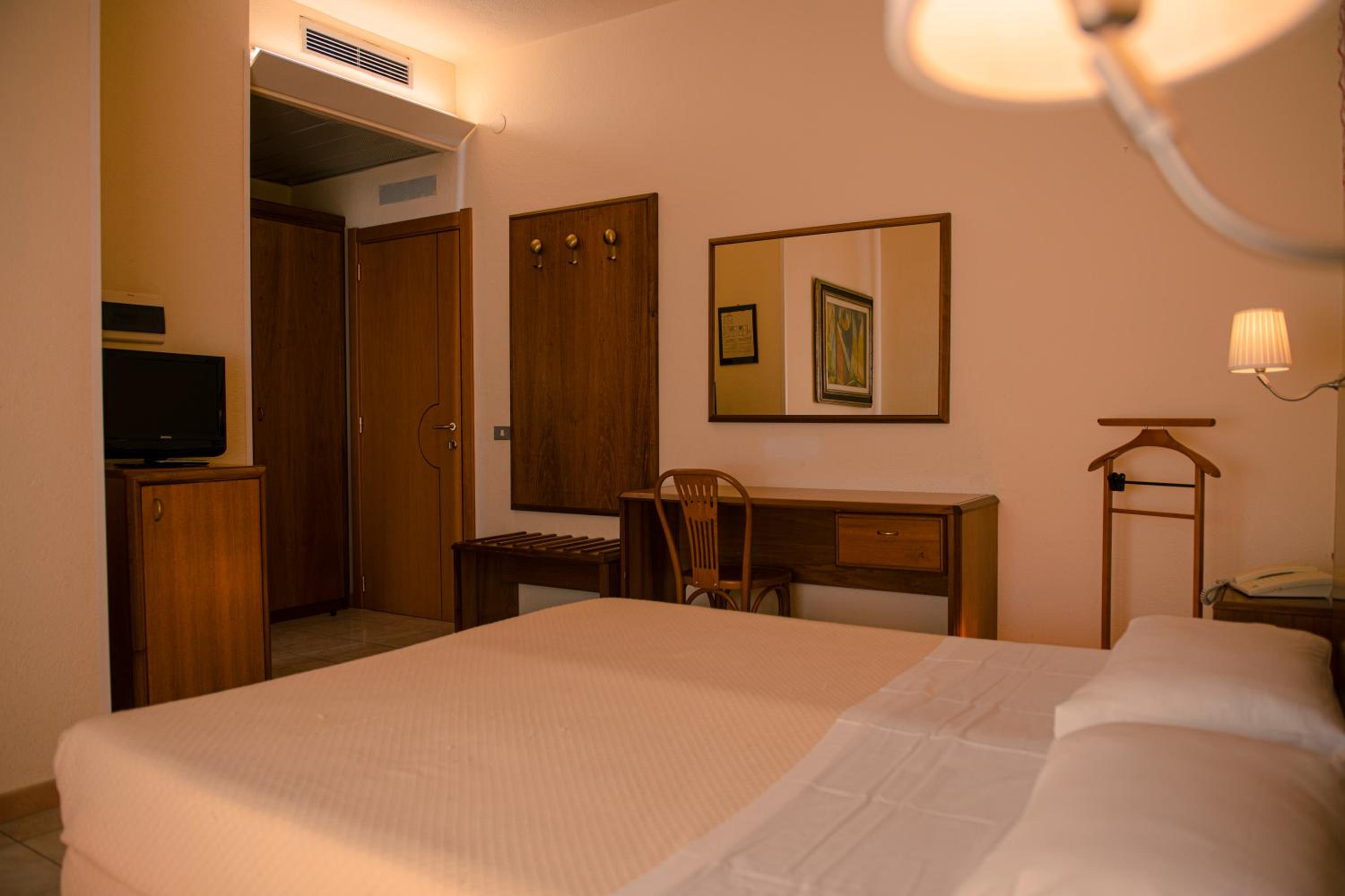 Small Quadruple Room photo 3