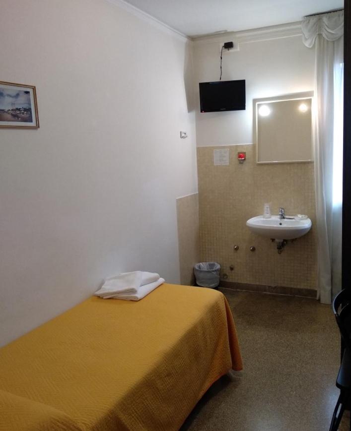 Single Room with Shared Bathroom photo 1