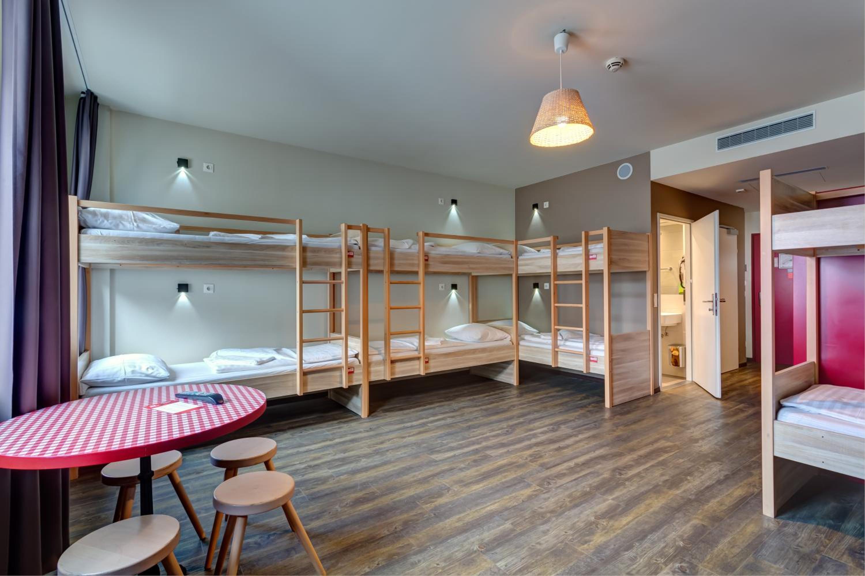 Bed in 9-Bed Mixed Dormitory Room photo 1