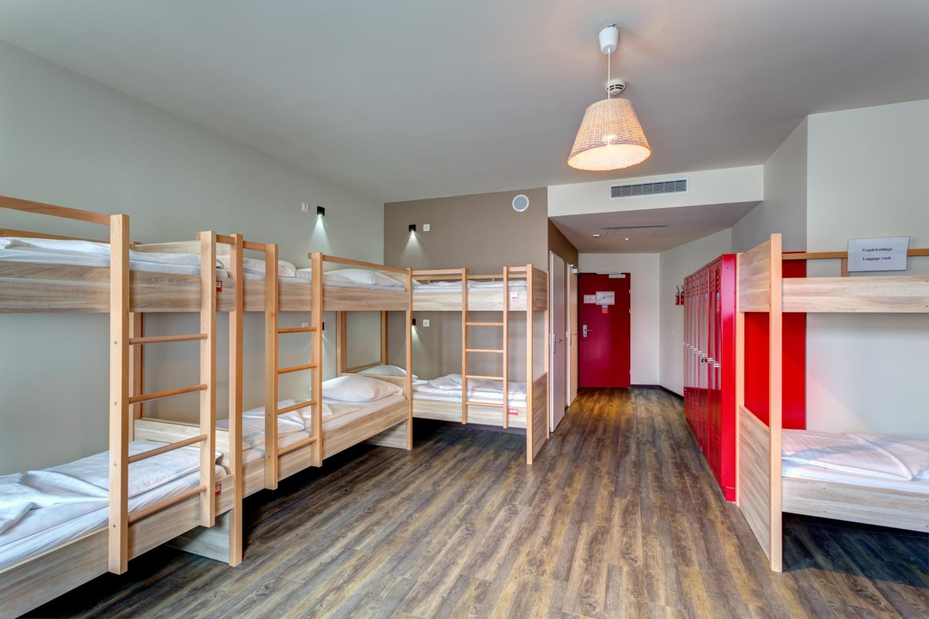 Bed in 9-Bed Mixed Dormitory Room photo 3