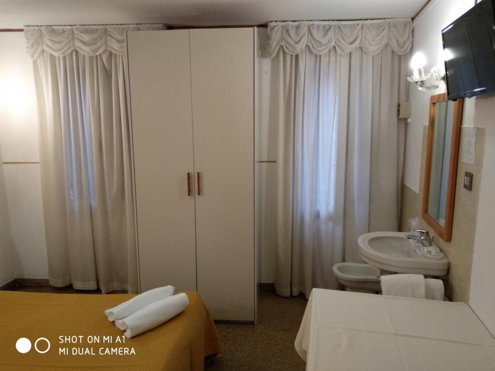 Double Room with Shared Bathroom photo 2