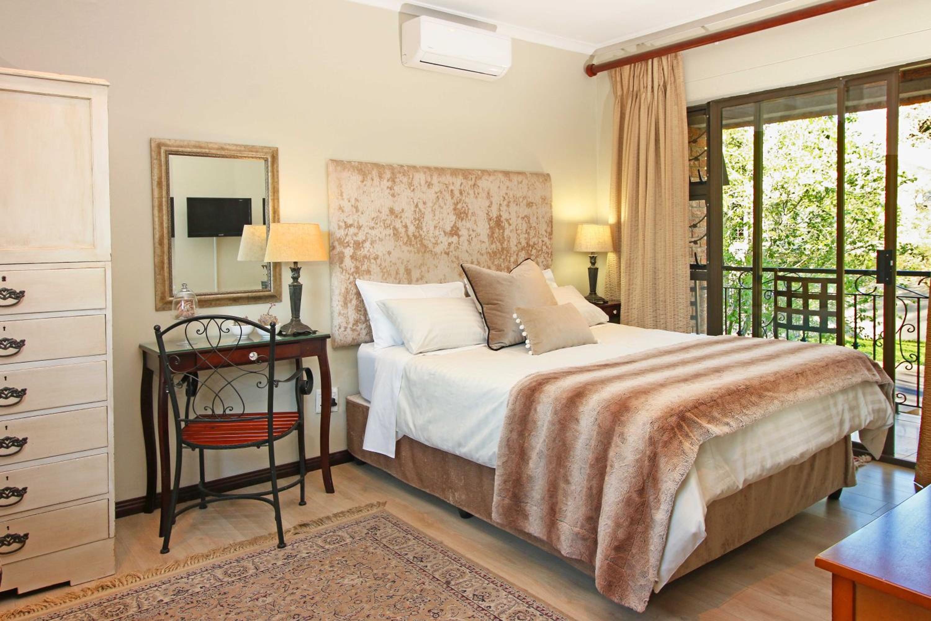 Studio Apartment with Balcony photo 3