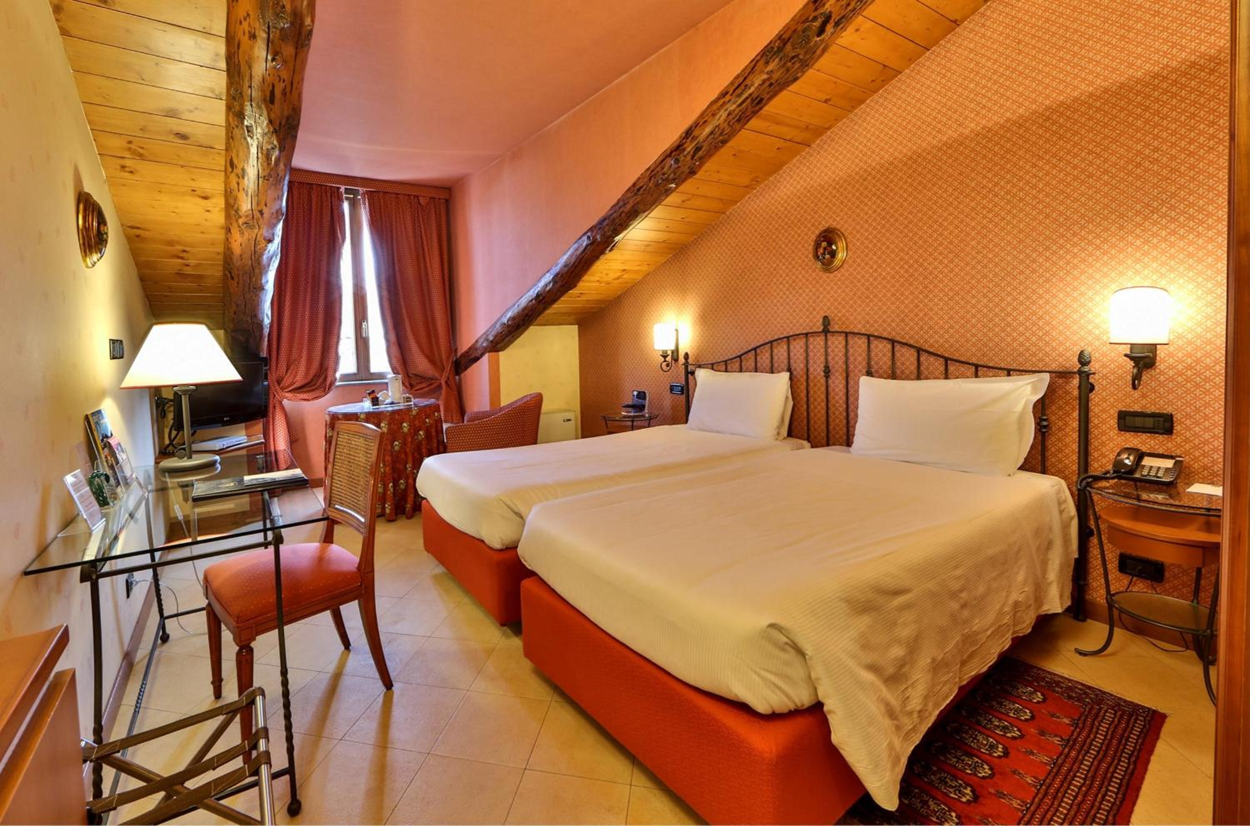 Deluxe Double Room - Photo 9