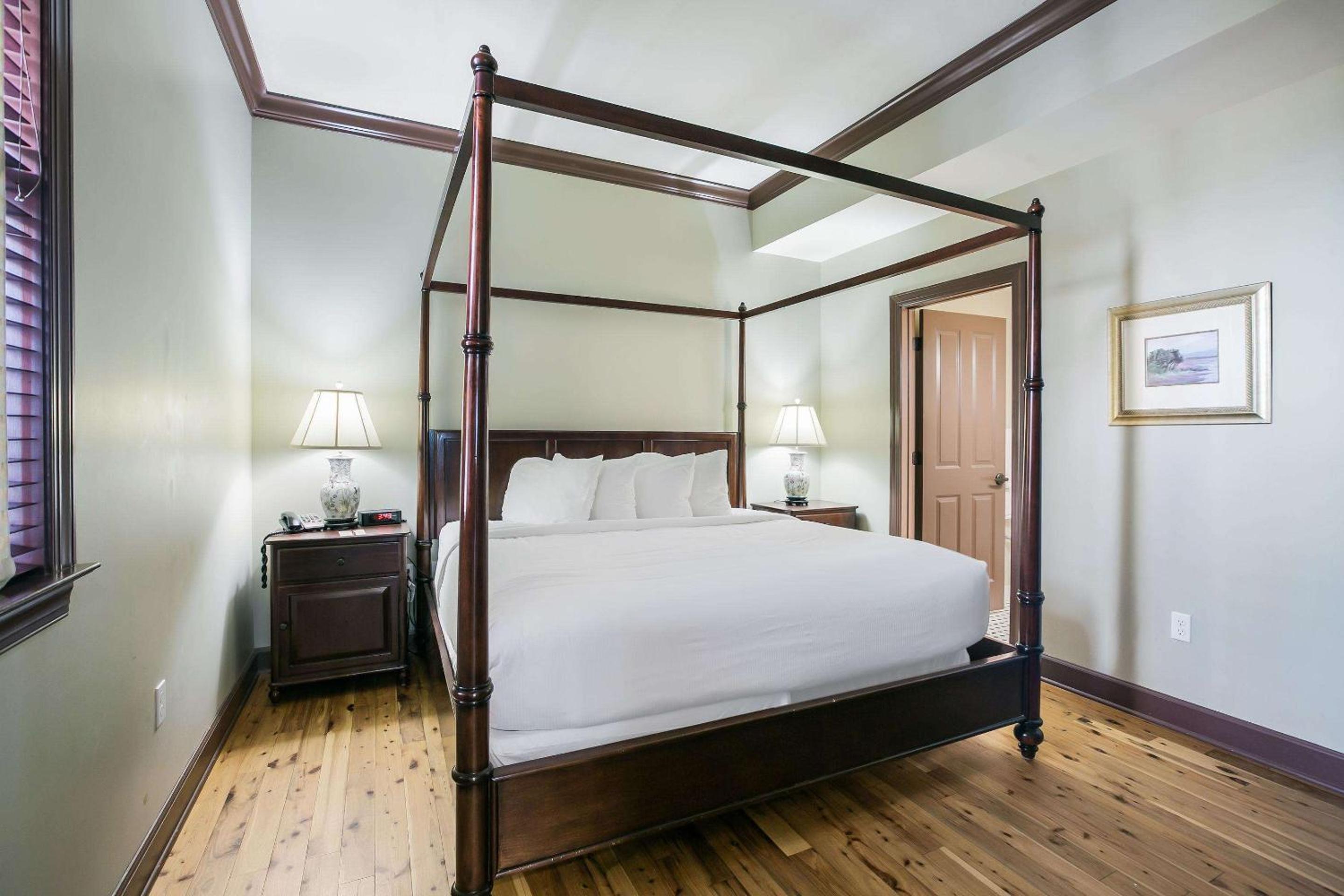 King Suite - Non-Smoking - Photo 3