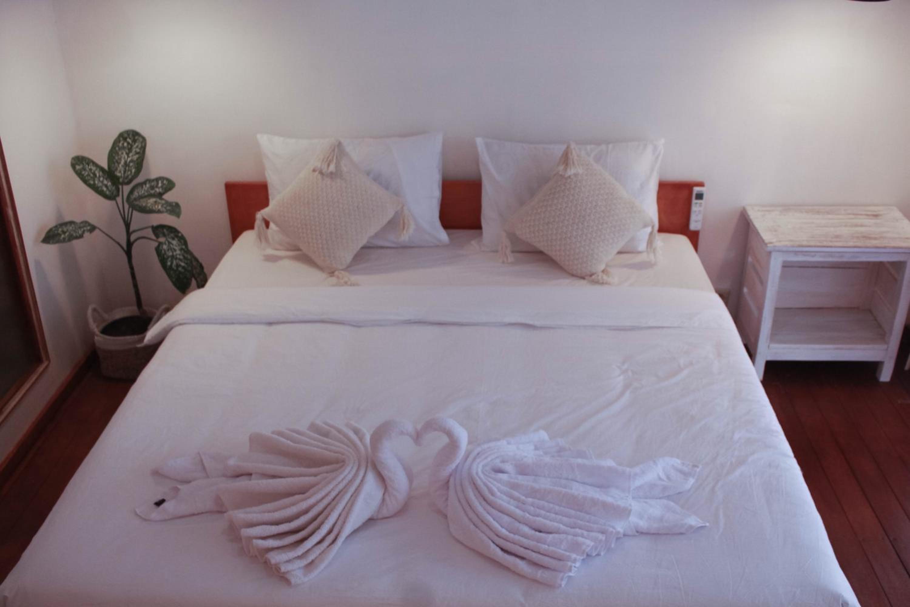 Deluxe Double Room with Balcony - Photo 4
