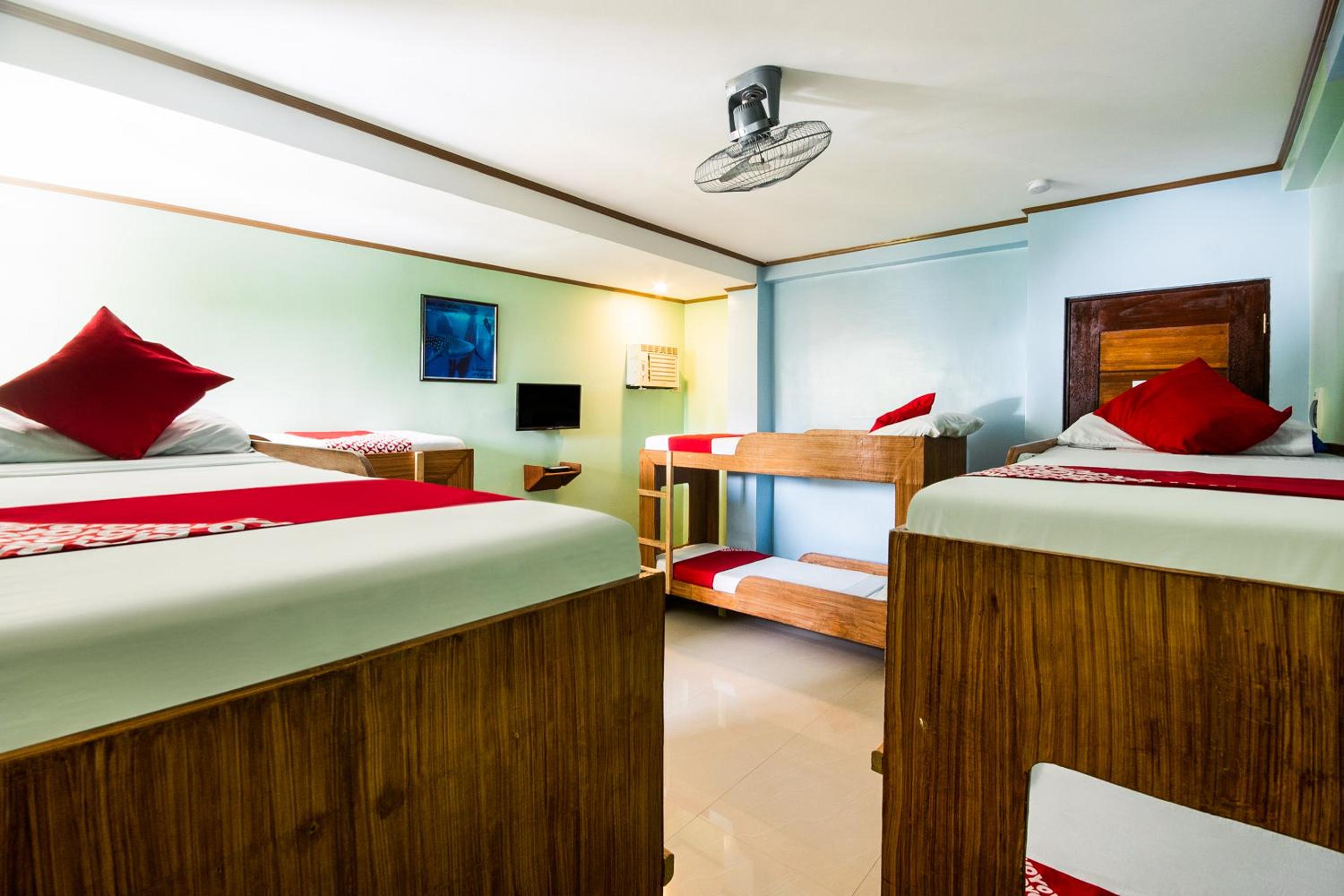 8-Bed Mixed Dormitory Room photo 2