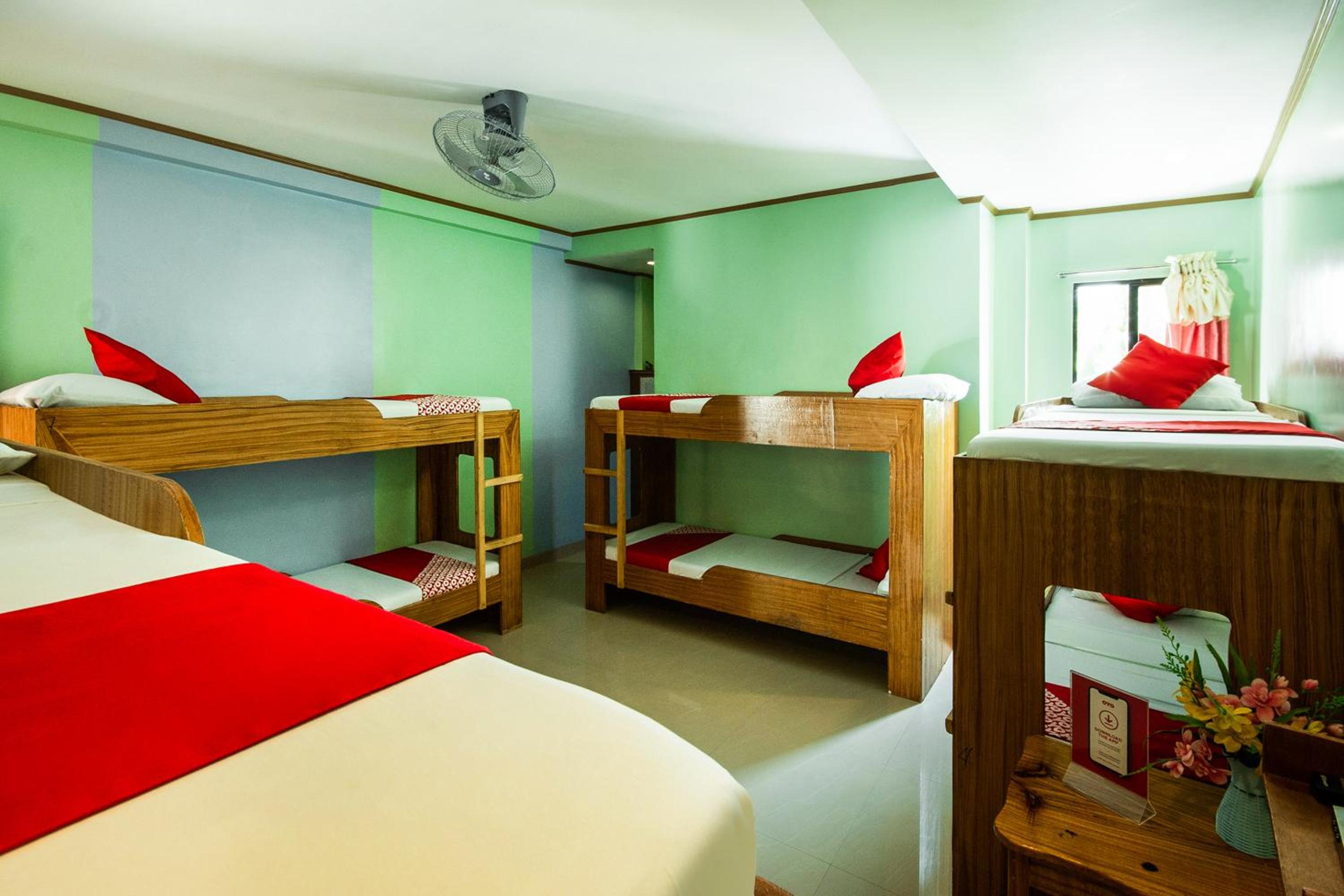 8-Bed Mixed Dormitory Room photo 3