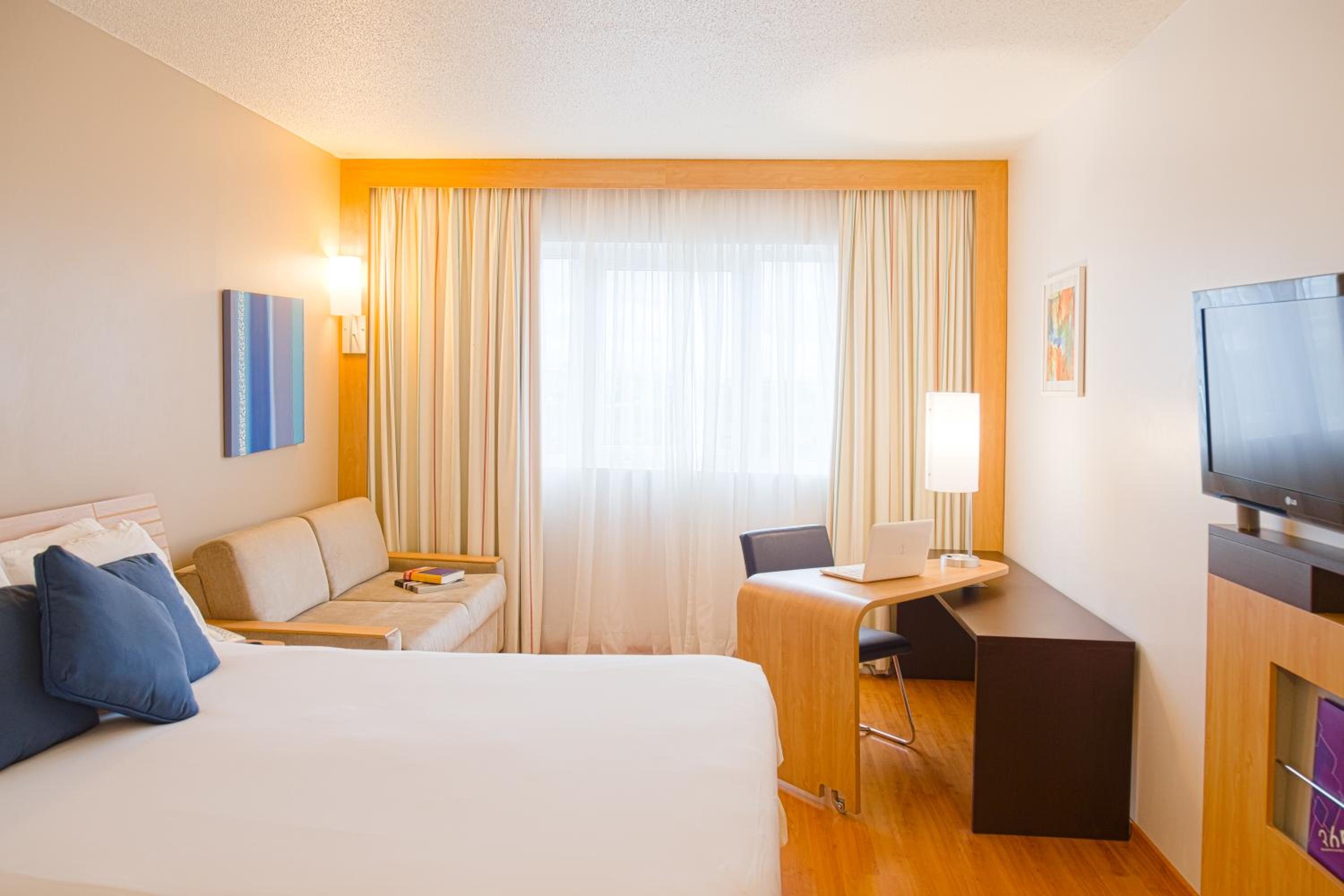 Superior Room with One Double Bed and Sofa - Photo 1