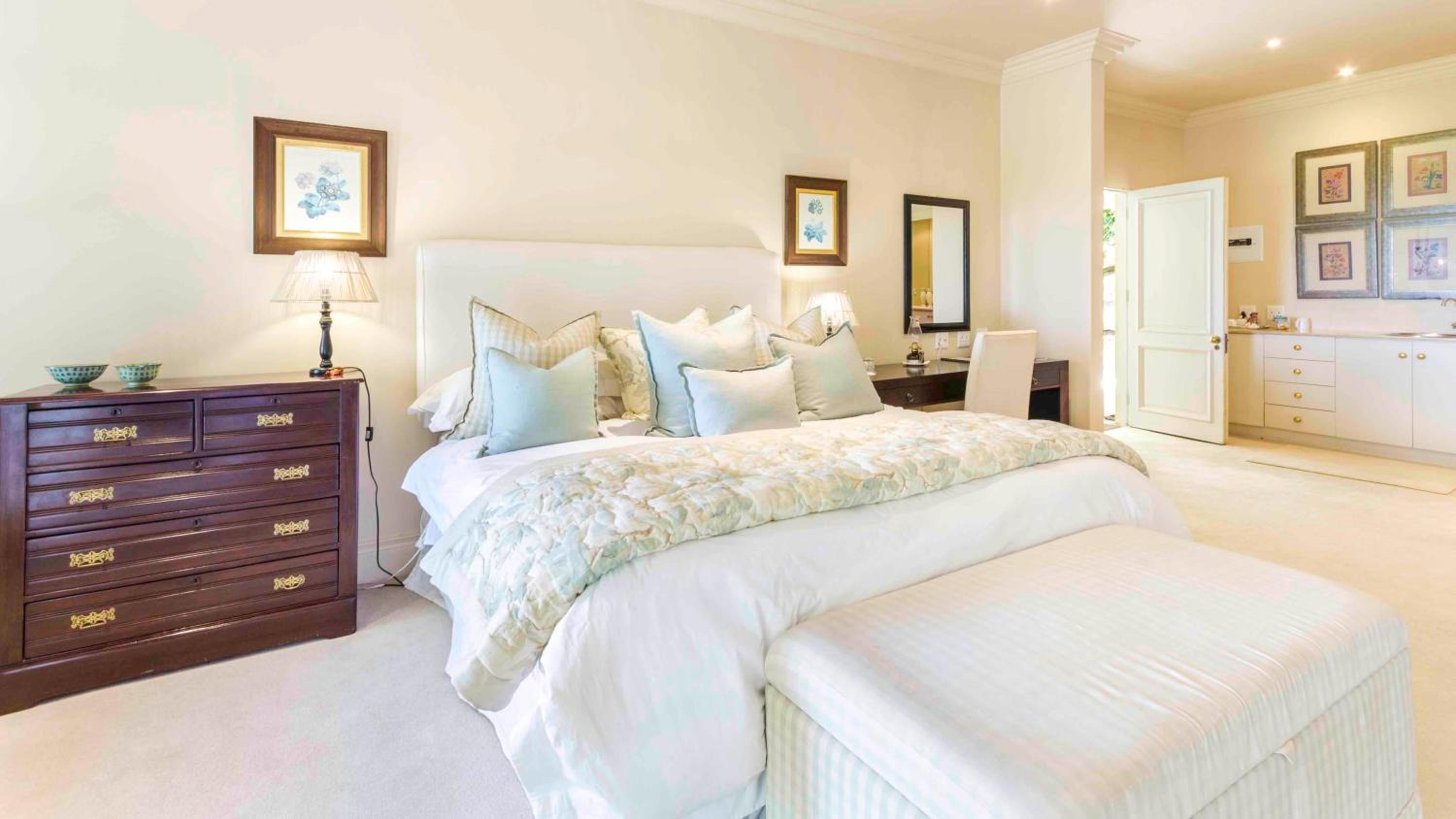 Luxury King Room photo 2