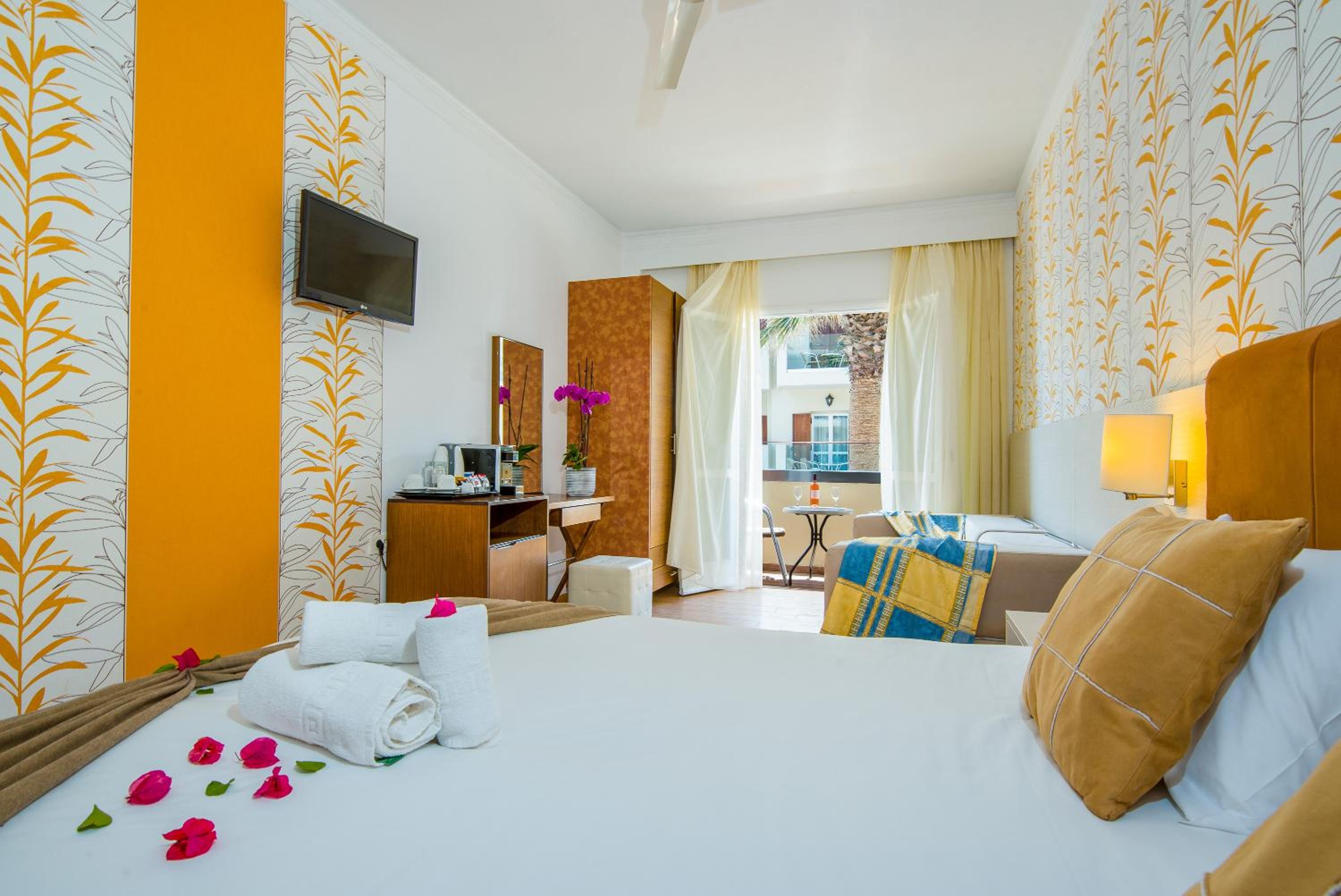 Double Room with Mountain View - Photo 1