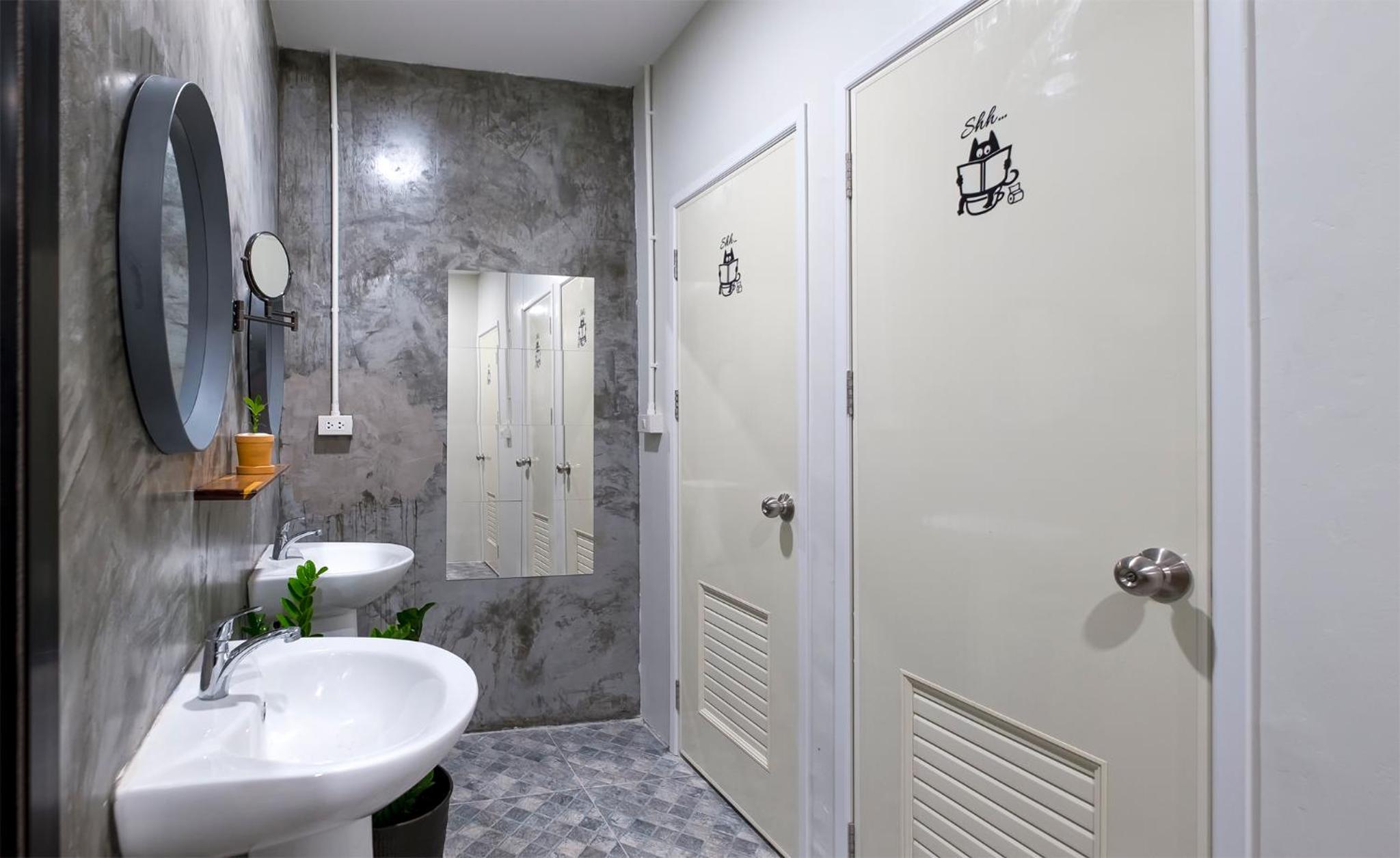 Quadruple Room with Shared Bathroom - Photo 1