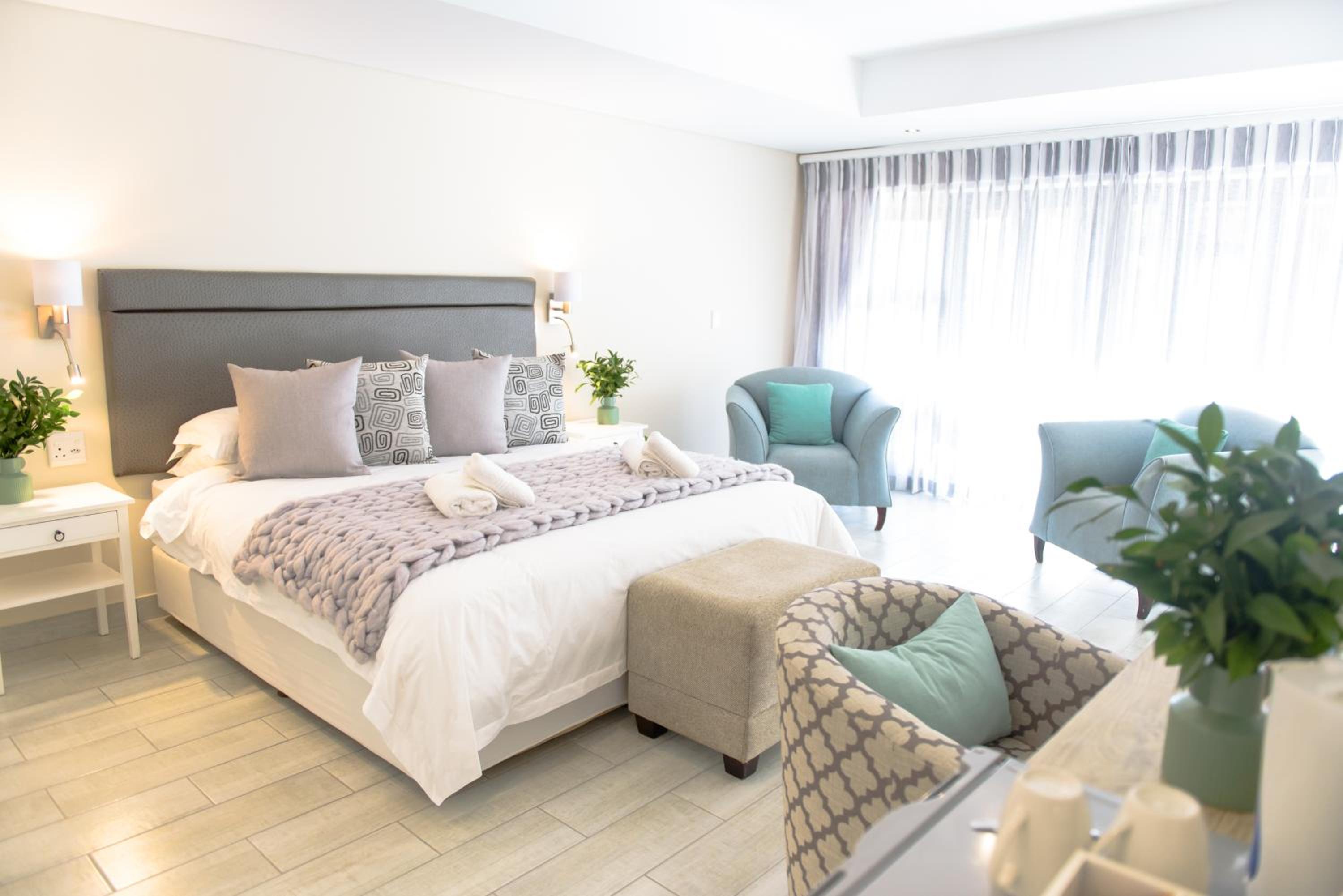 Suite - Photo 1