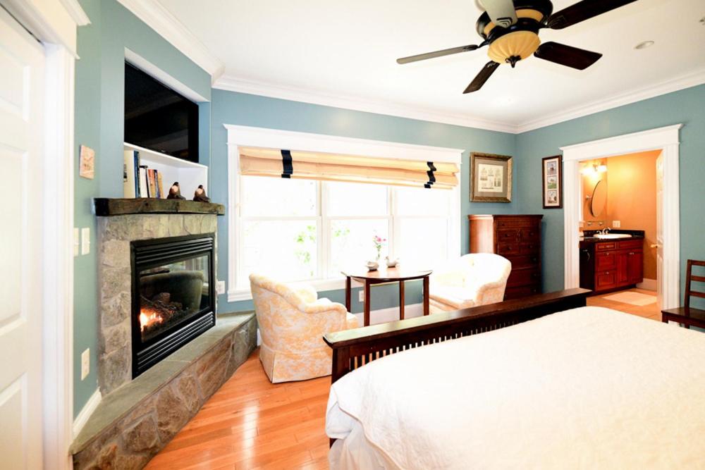 Deluxe King Room - Photo 1