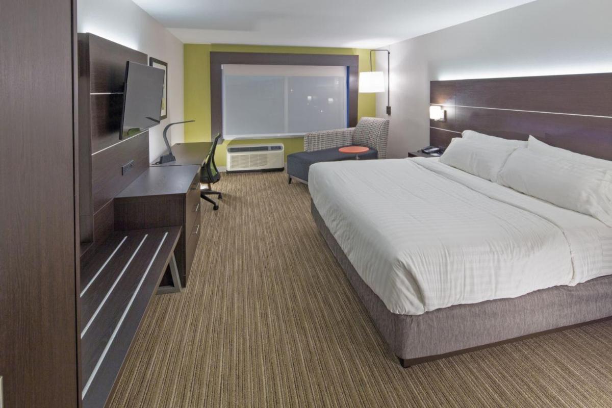 Standard King Room with Mobility Accessible Roll-In Shower photo 1