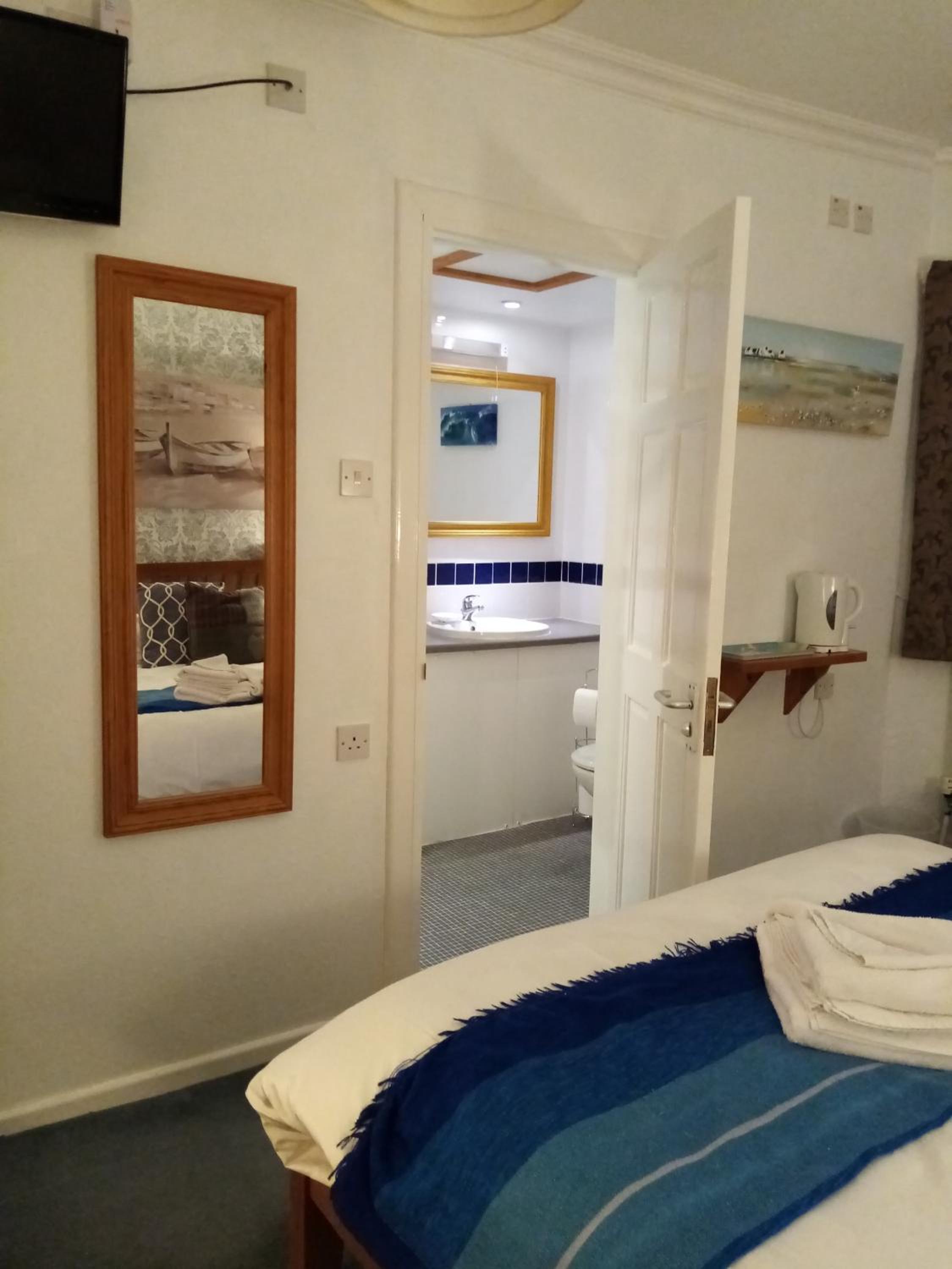 Family Room (2 Adults + 2 Children) - Photo 17