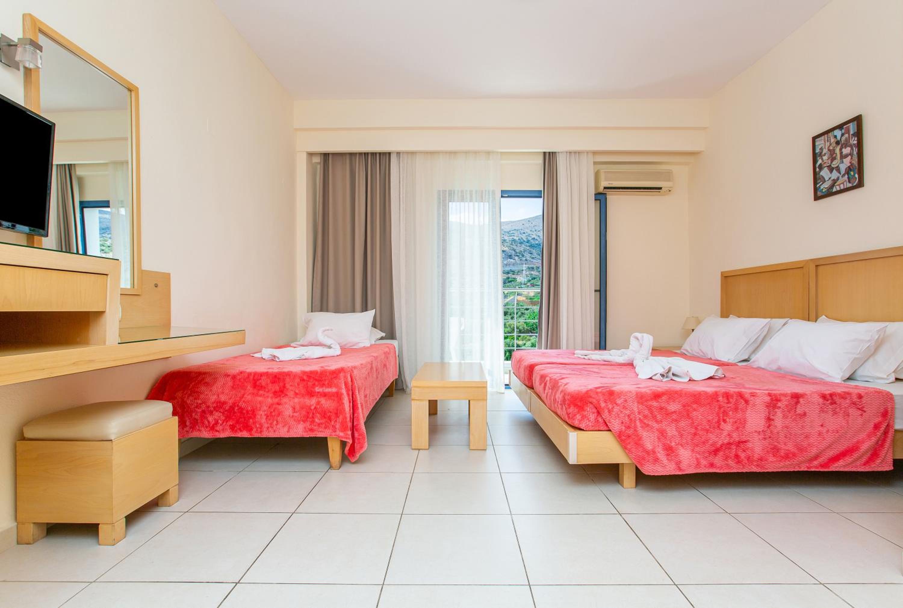 Triple Studio with Twin Beds photo 2