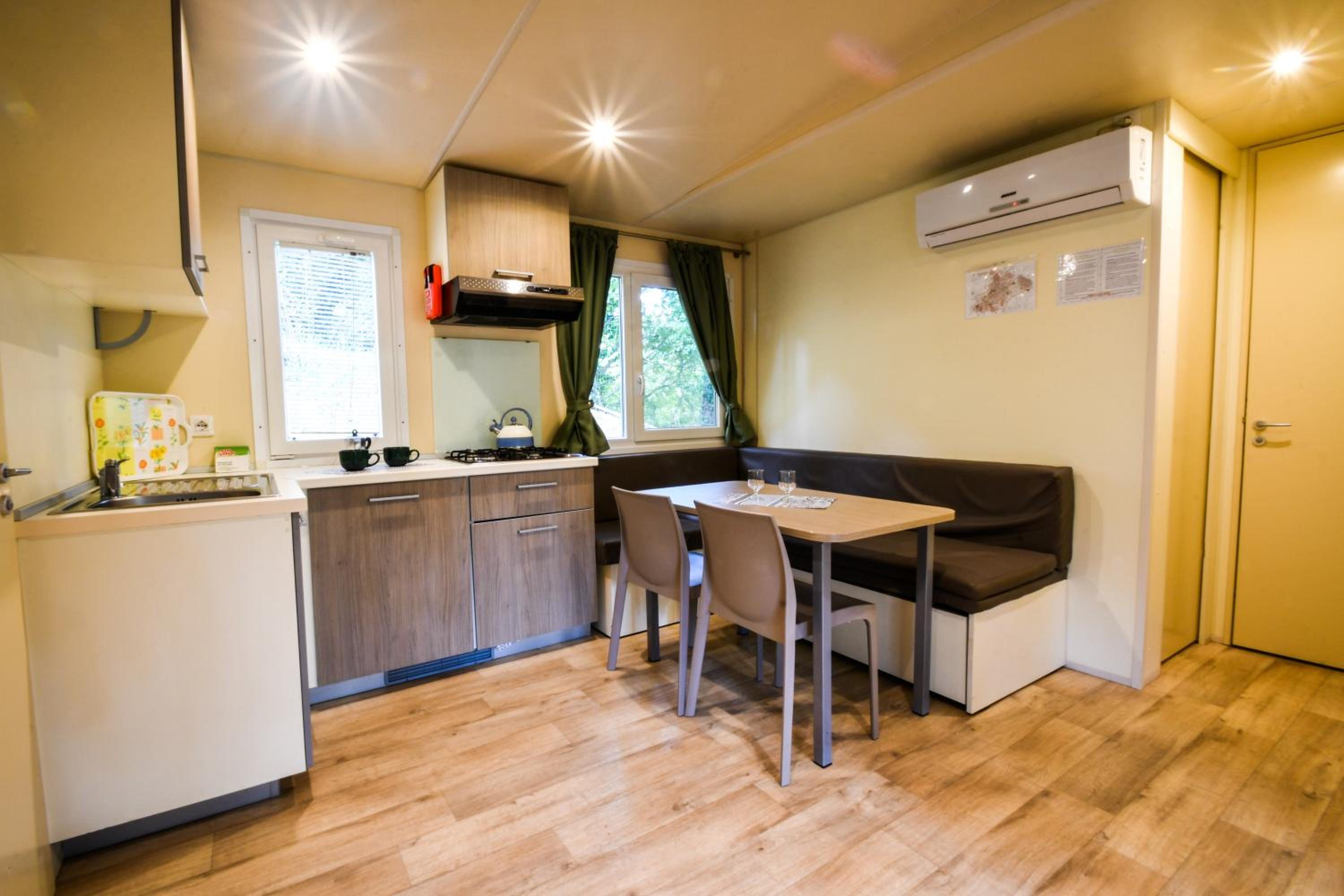 Three-Bedroom Bungalow - Photo 5