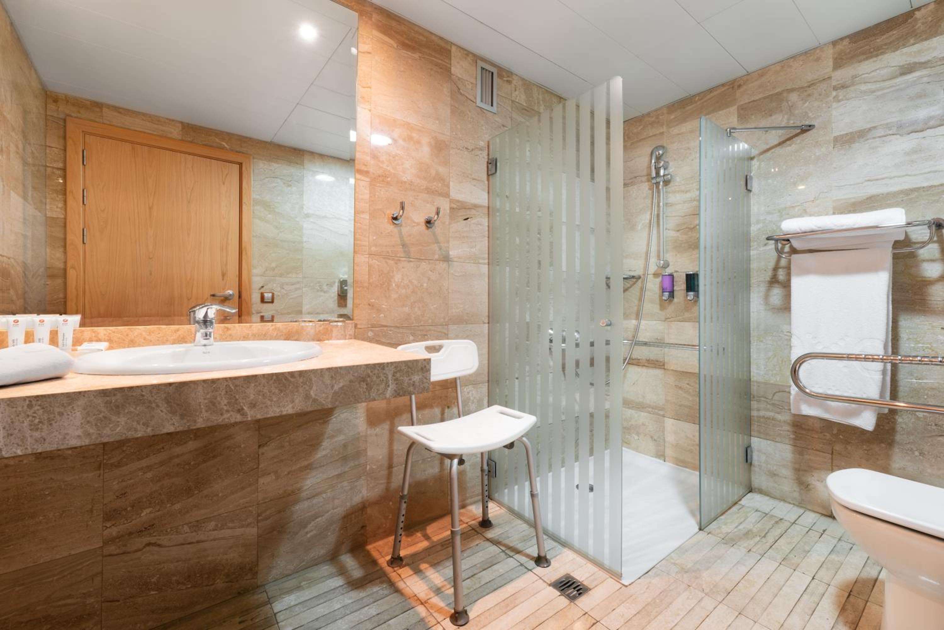 Double or Twin Room - Photo 4