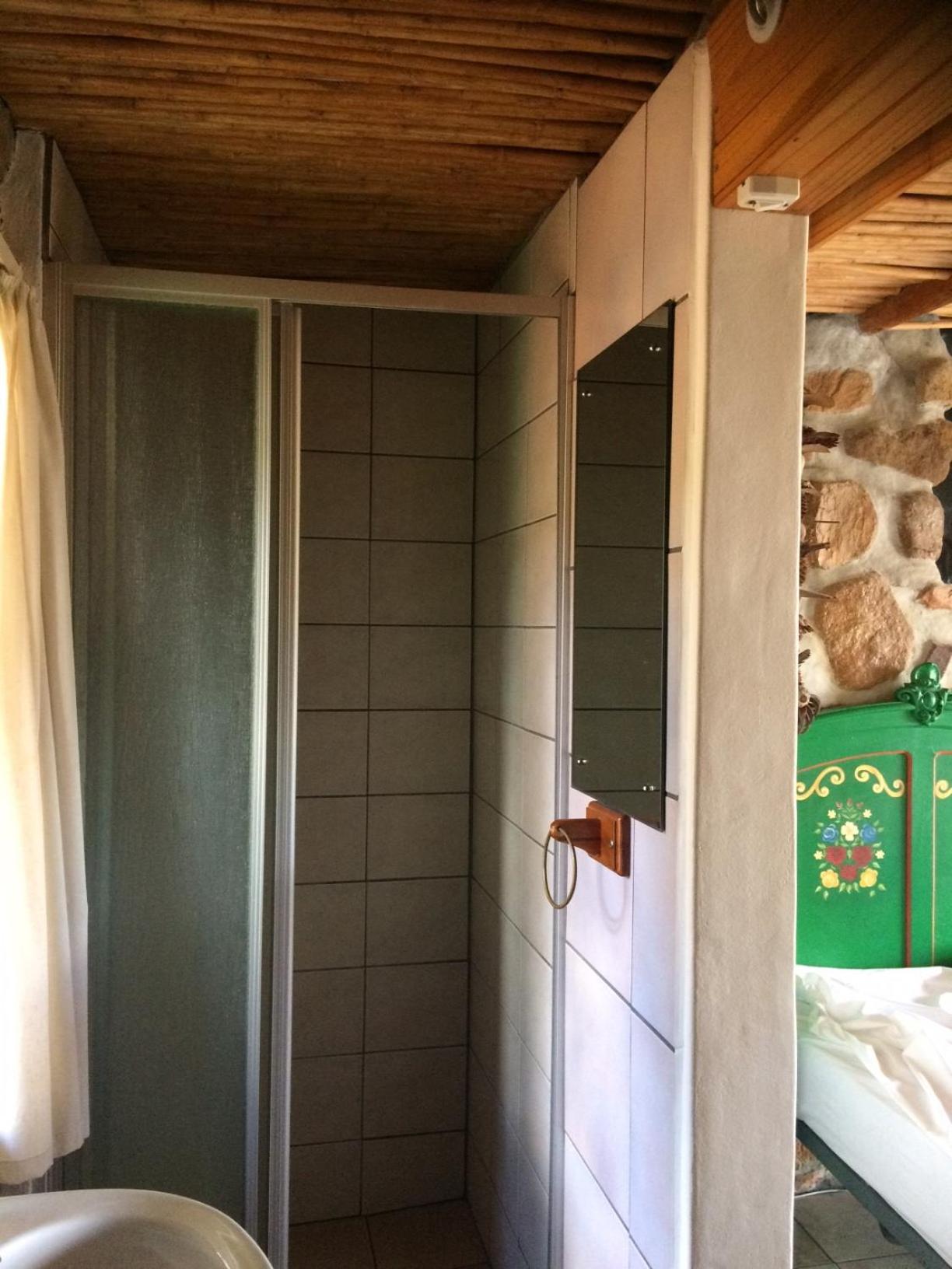 Double or Twin Room with Bathroom - Photo 4