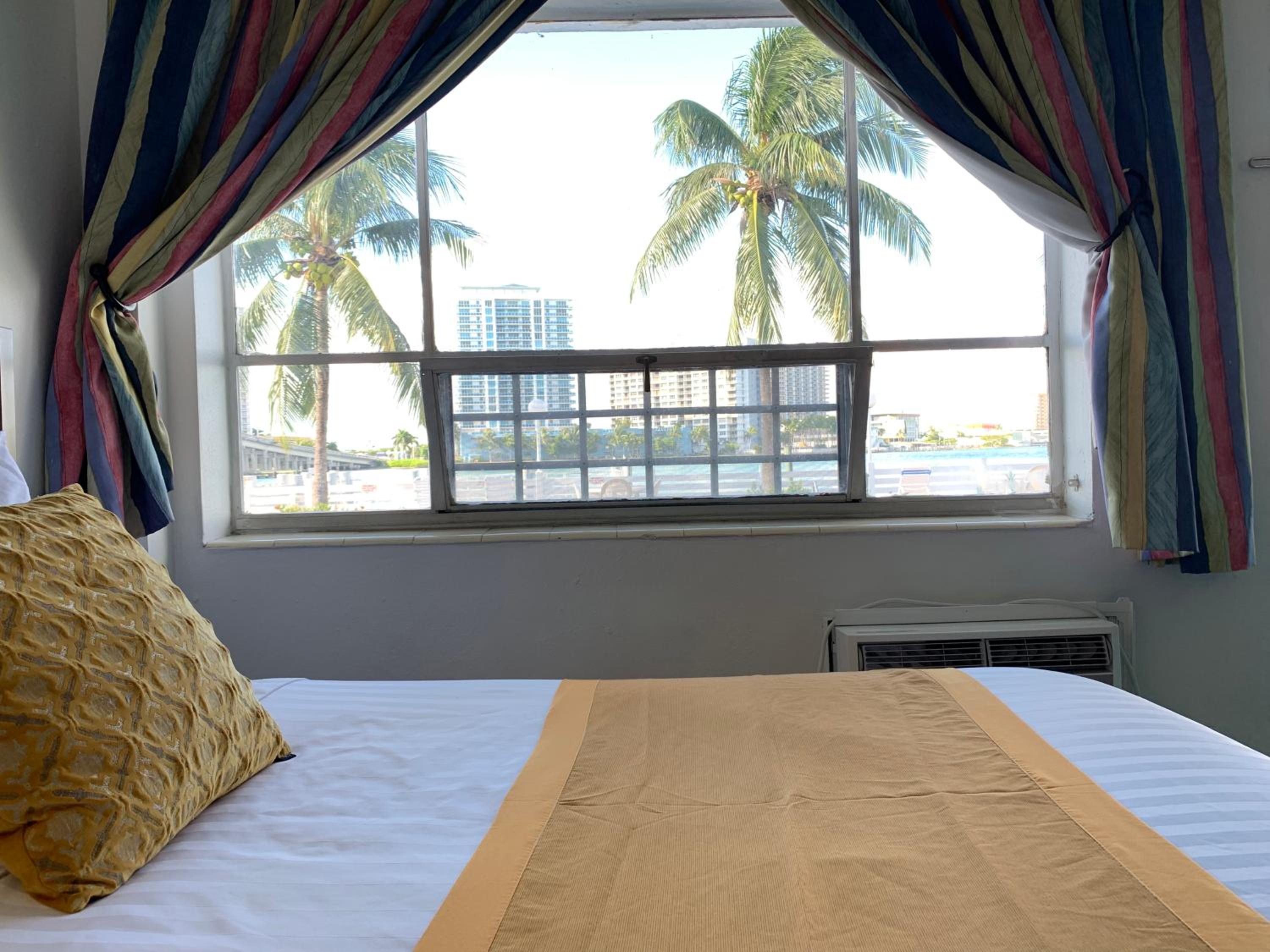 Double Room with Pool View - Photo 4
