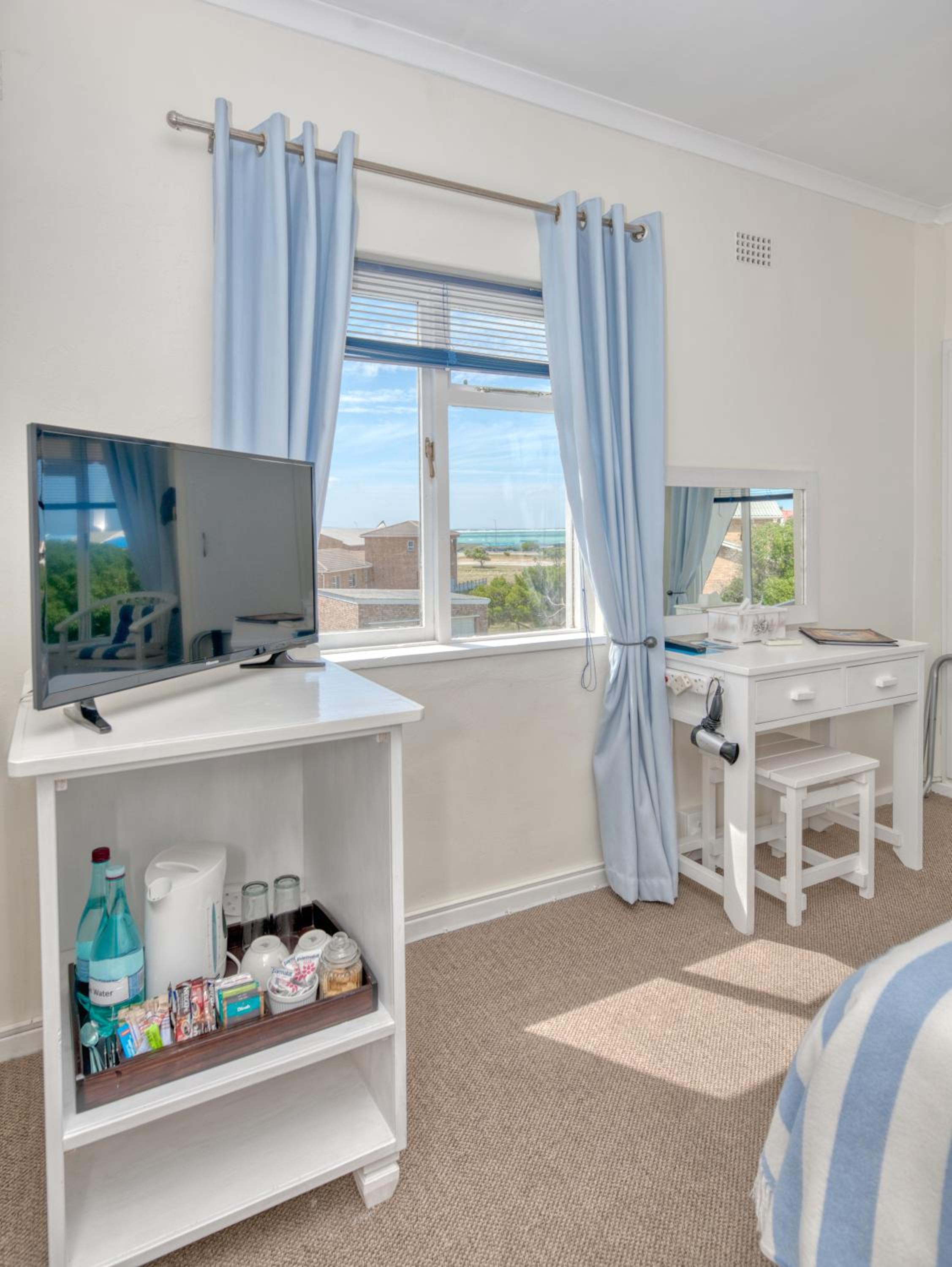 Standard Twin Room with Sea View - Photo 1