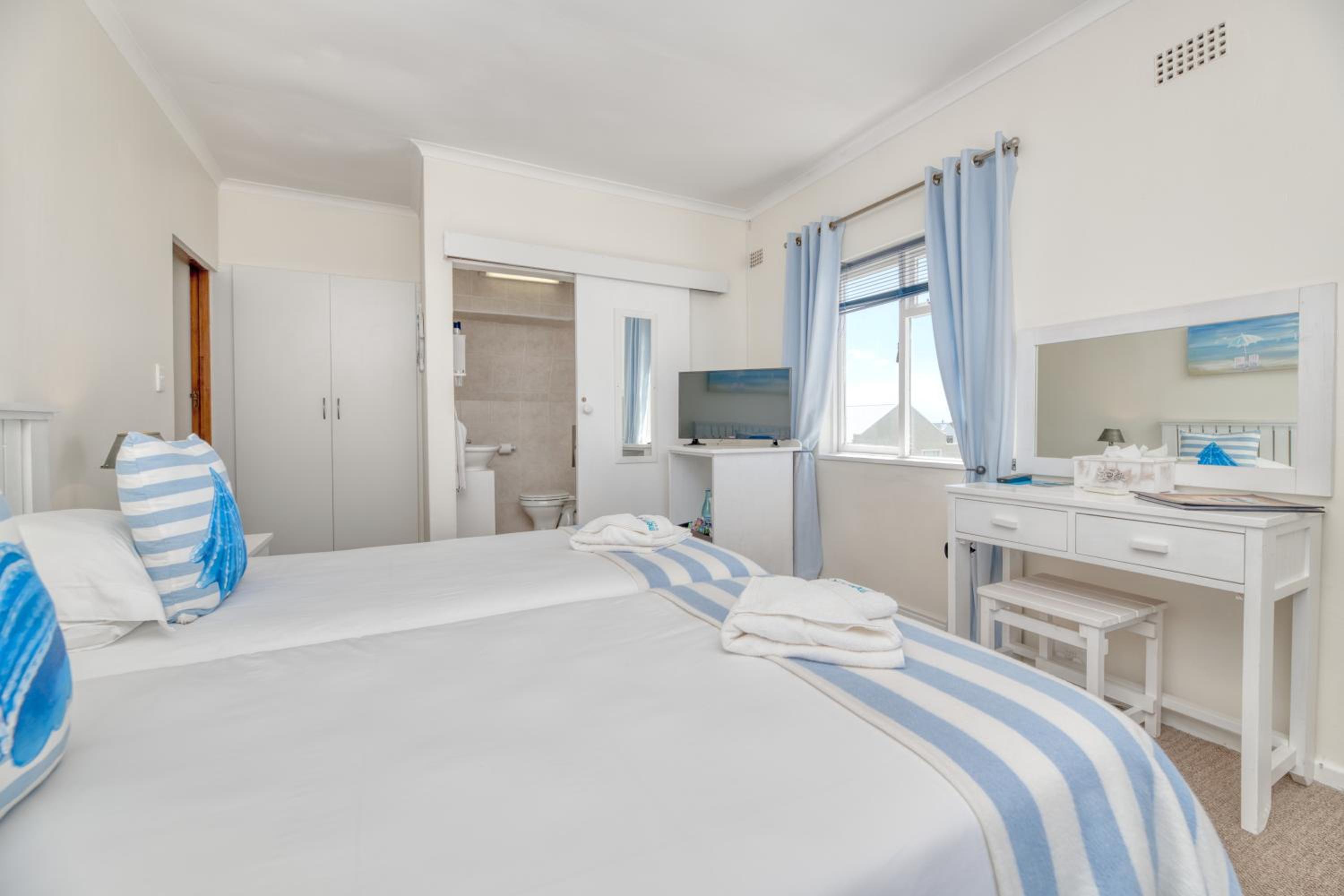 Standard Twin Room with Sea View - Photo 6