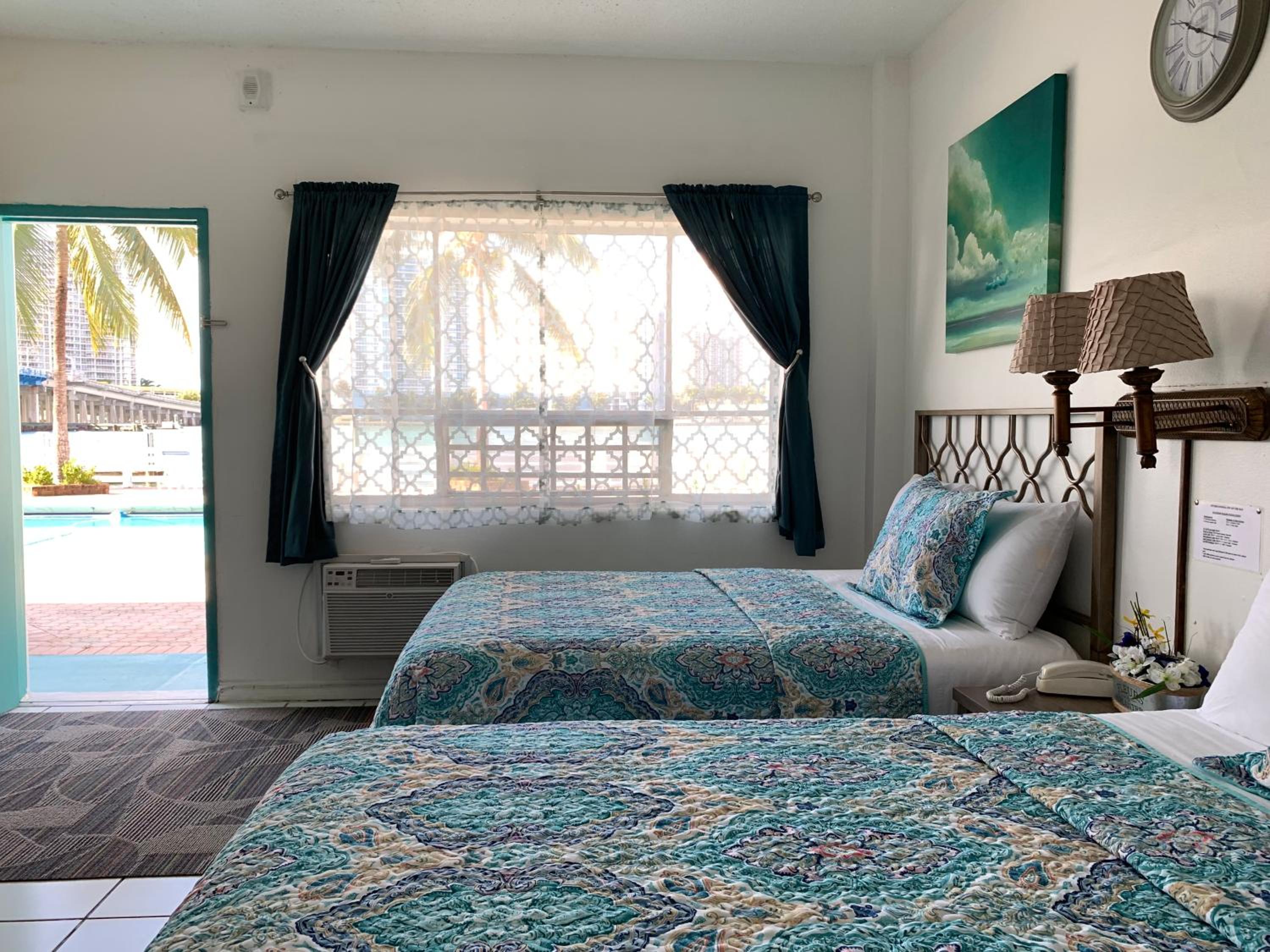 Double Room with Patio - Photo 7