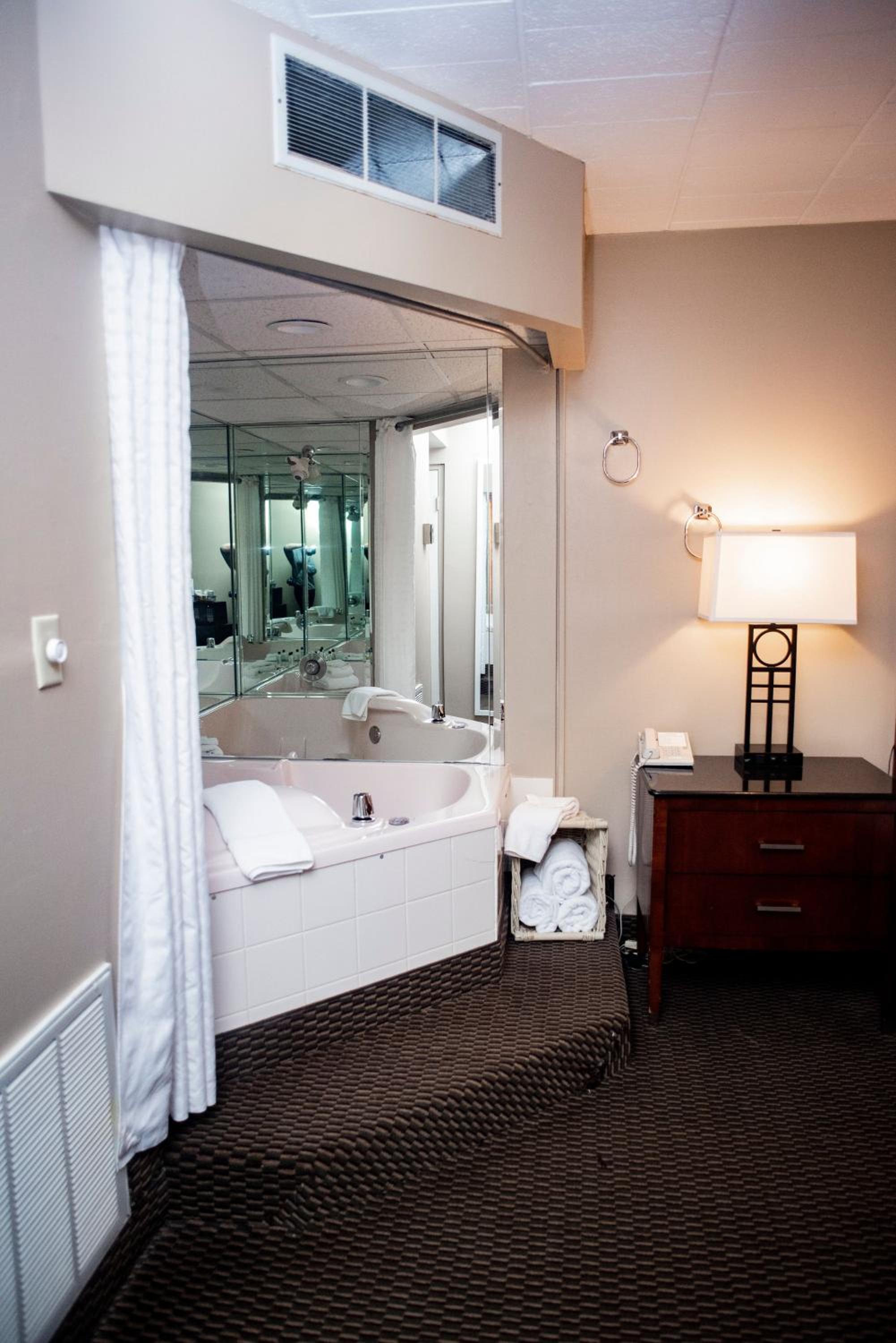 King Whirlpool Room photo 3