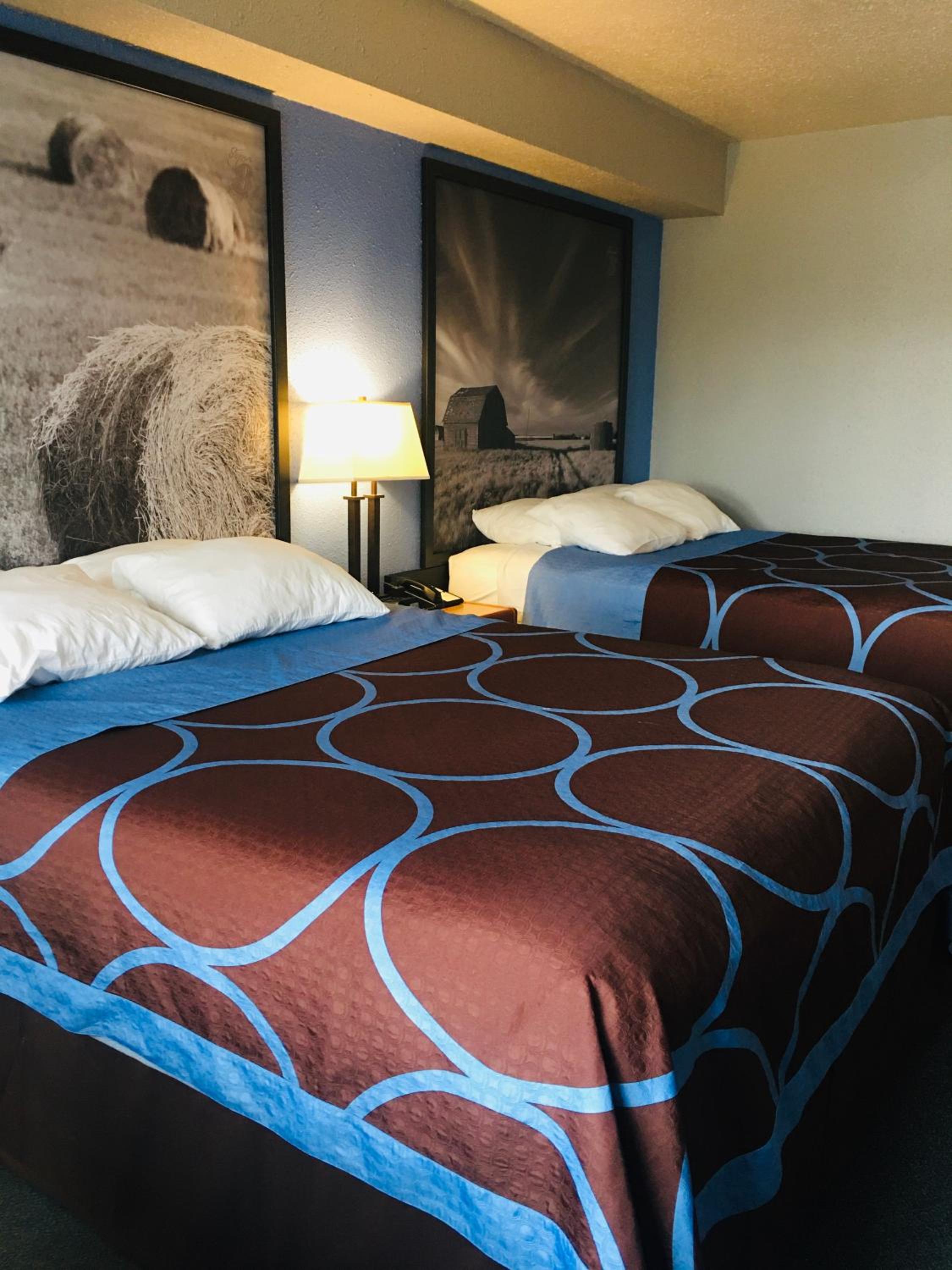Queen Room with Two Queen Beds - Non-Smoking - Photo 2