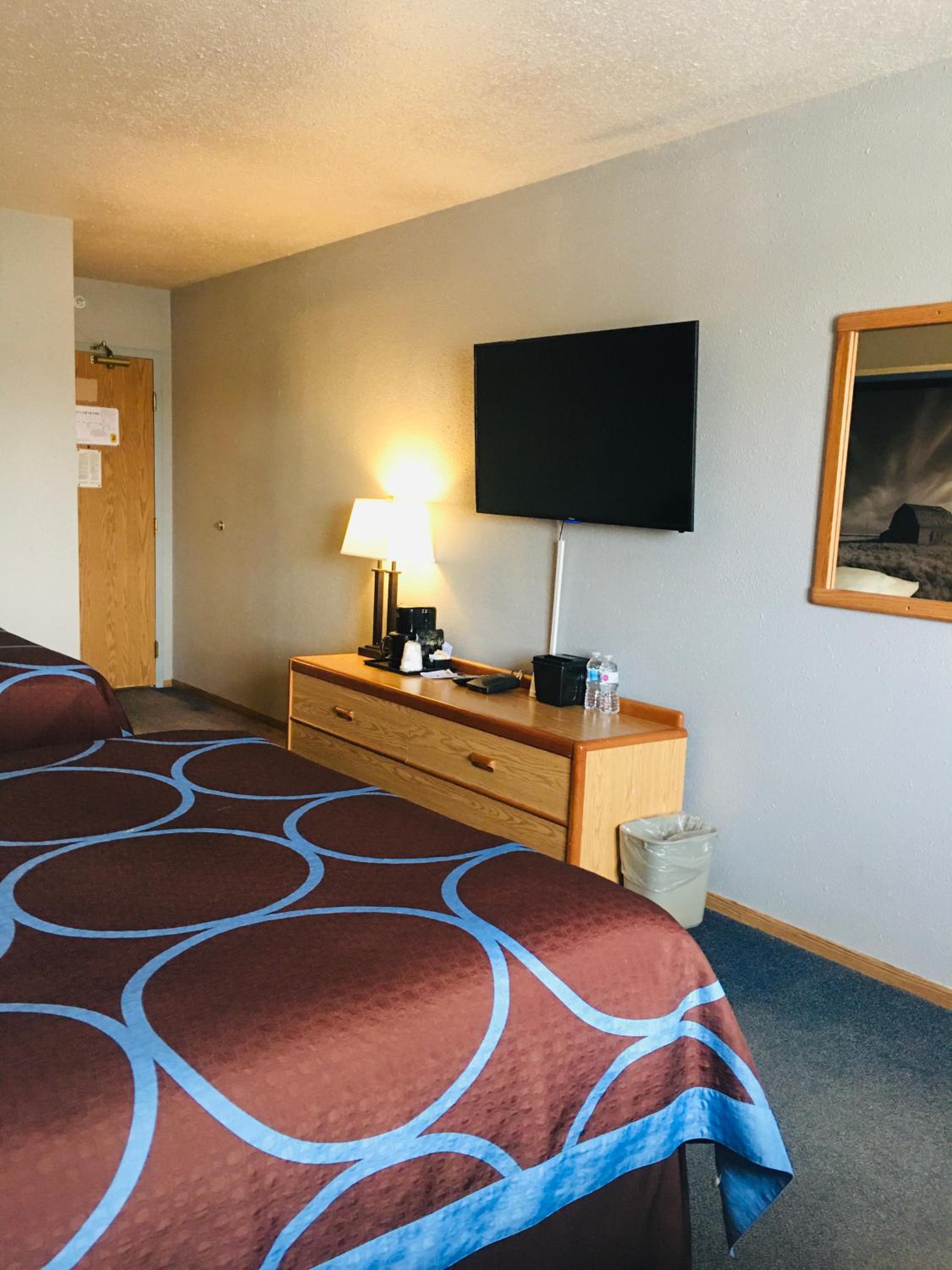 Queen Room with Two Queen Beds - Non-Smoking - Photo 5