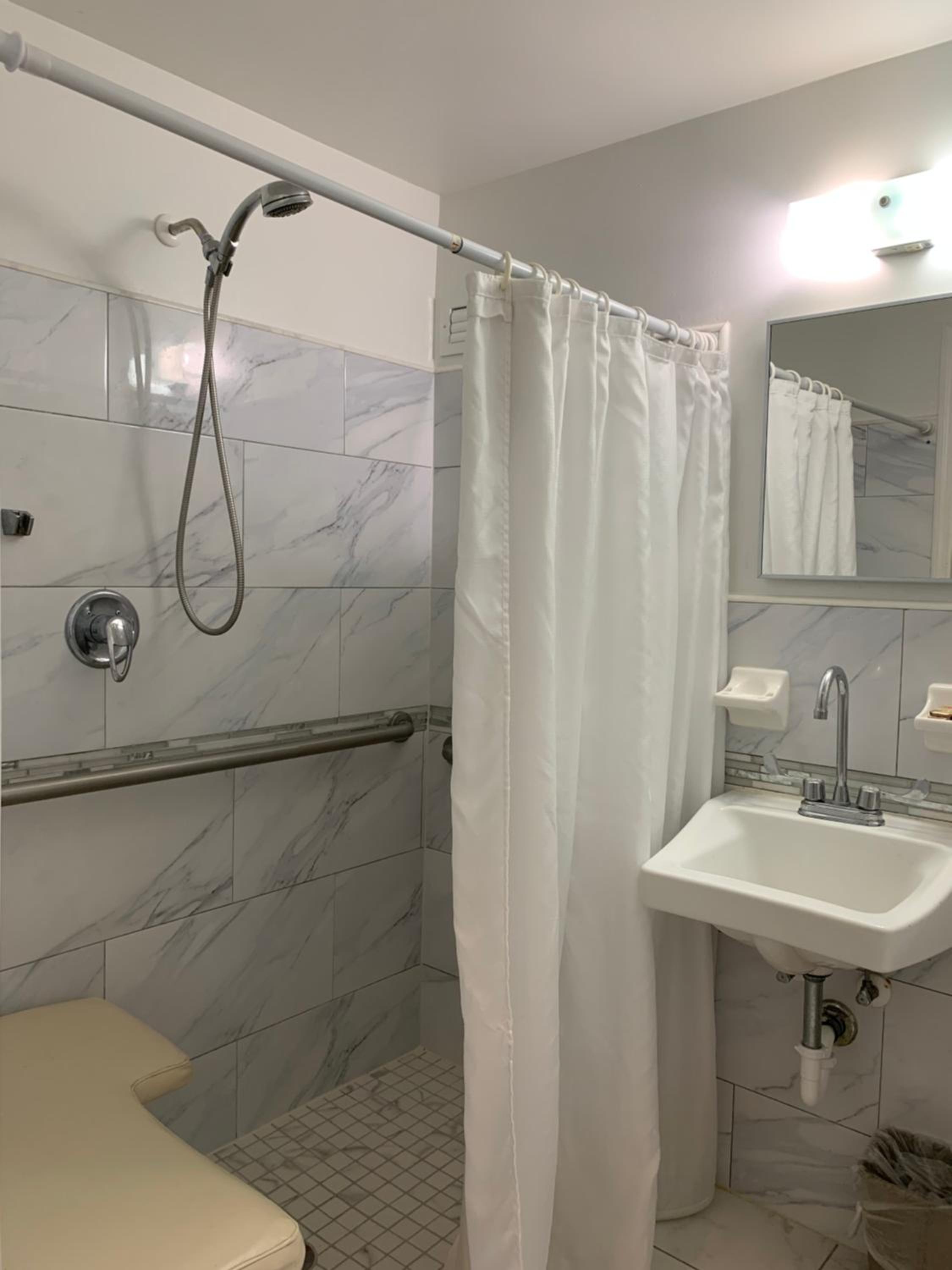 King Room - Disability Access - Photo 5
