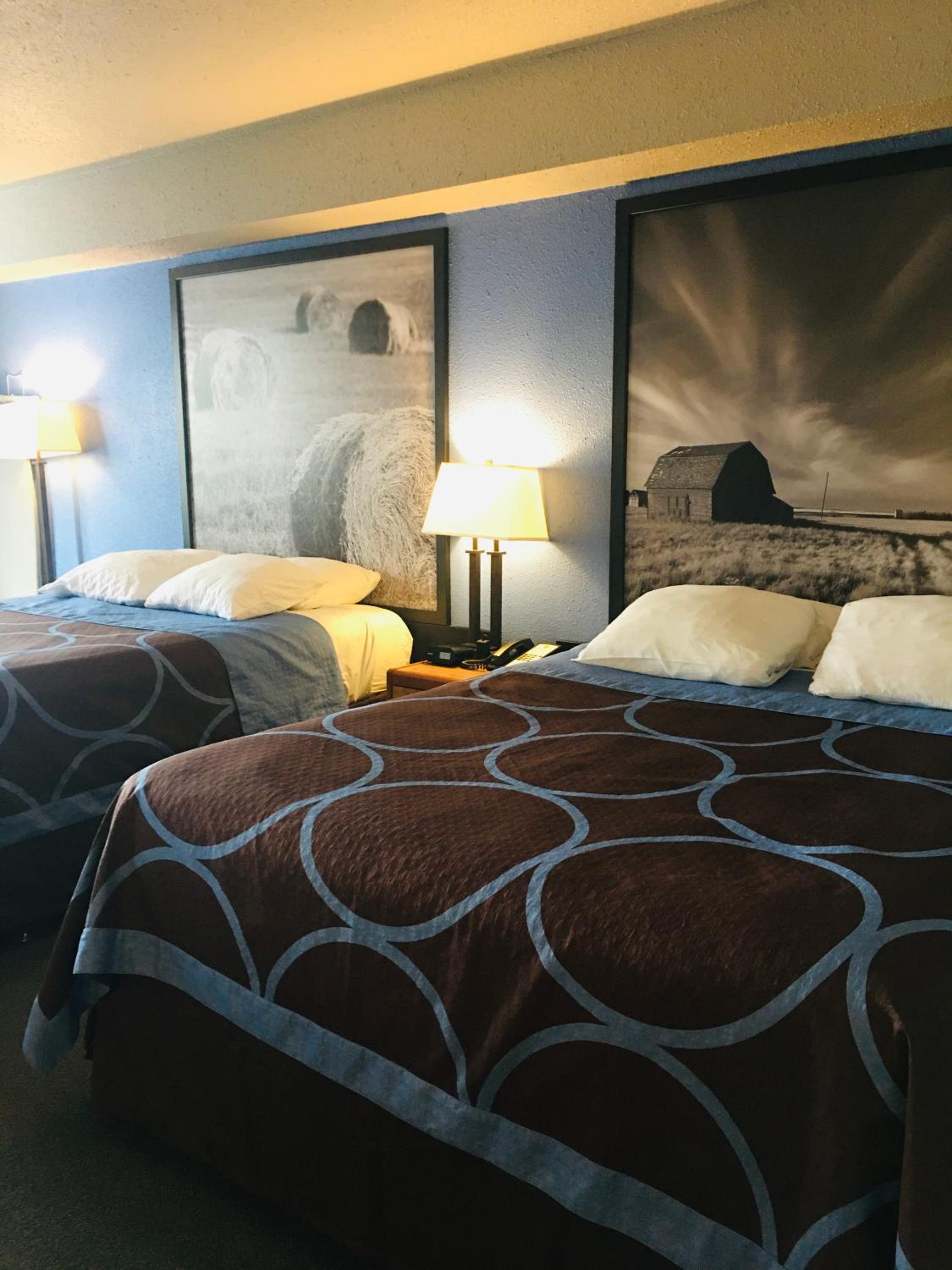 Queen Room with Two Queen Beds - Non-Smoking - Photo 6
