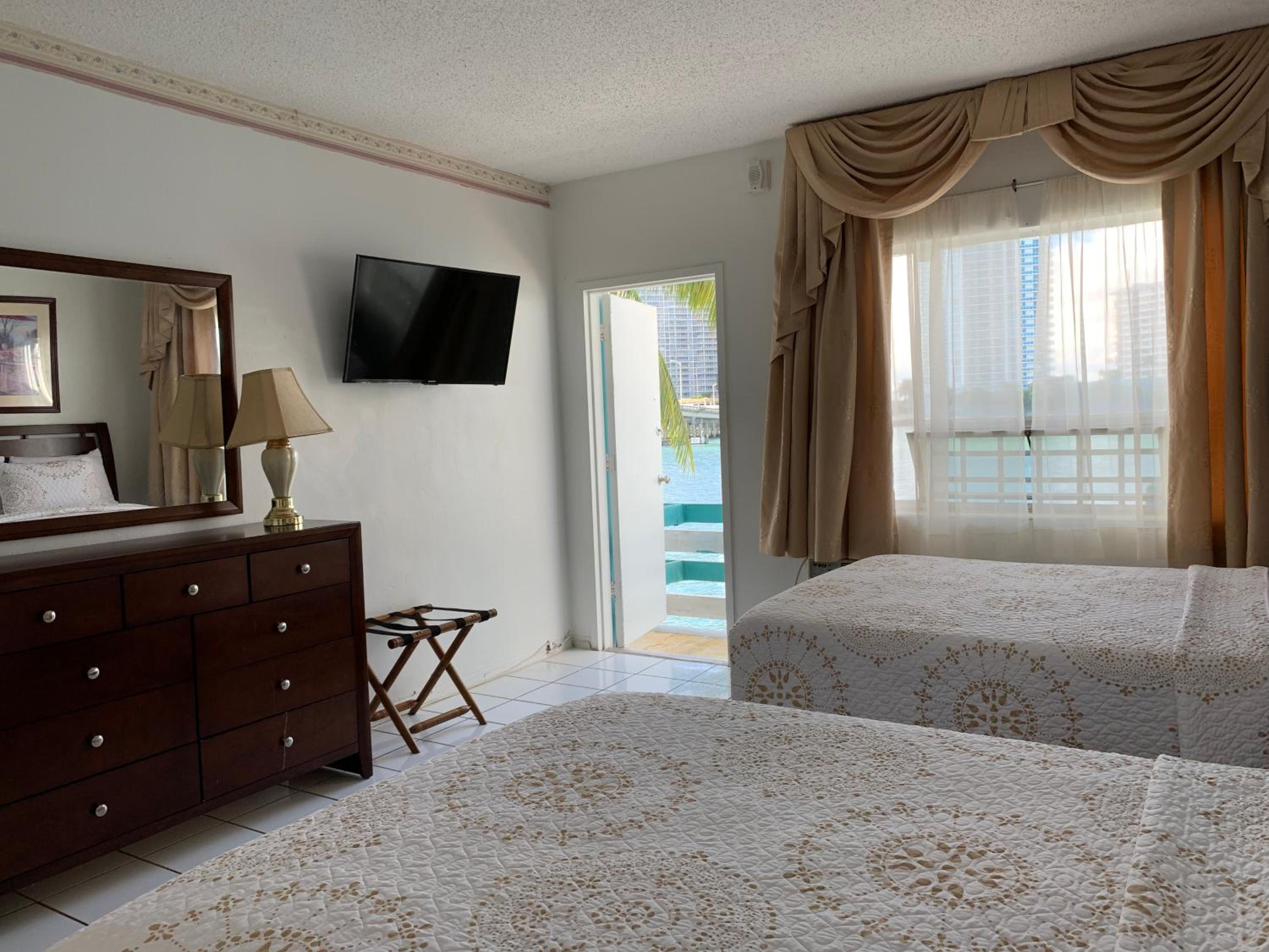 Double Room with Balcony - Photo 3