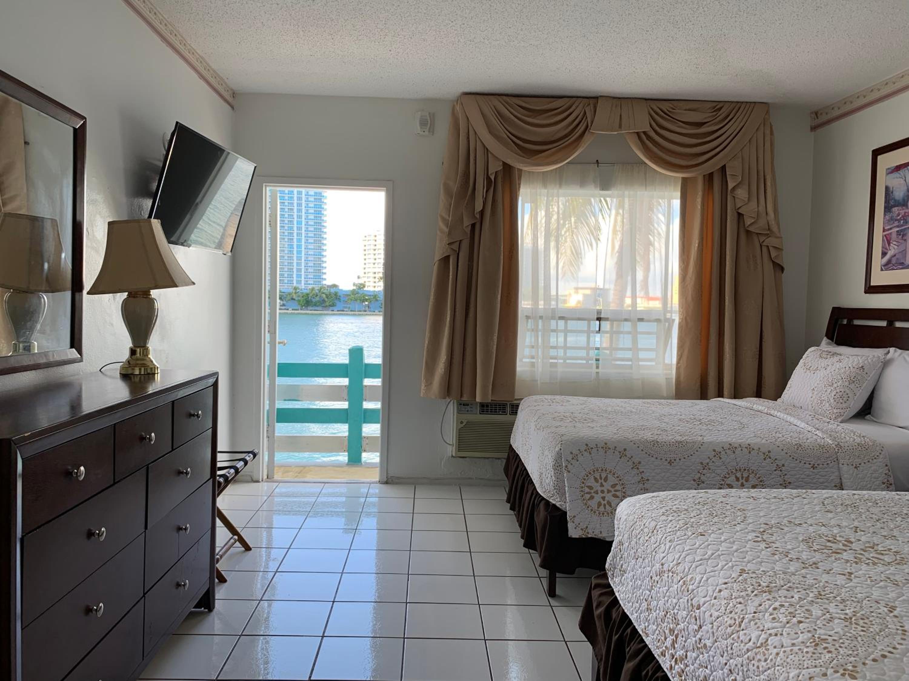 Double Room with Balcony - Photo 2
